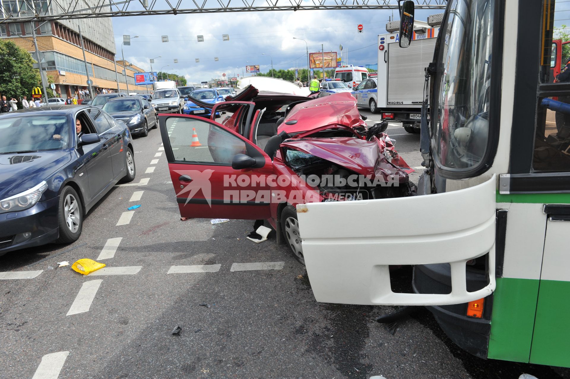 Волоколамское шоссе. ДТП с участием пассажирскго автобуса N 266 и легкового автомобиля `Renault`.