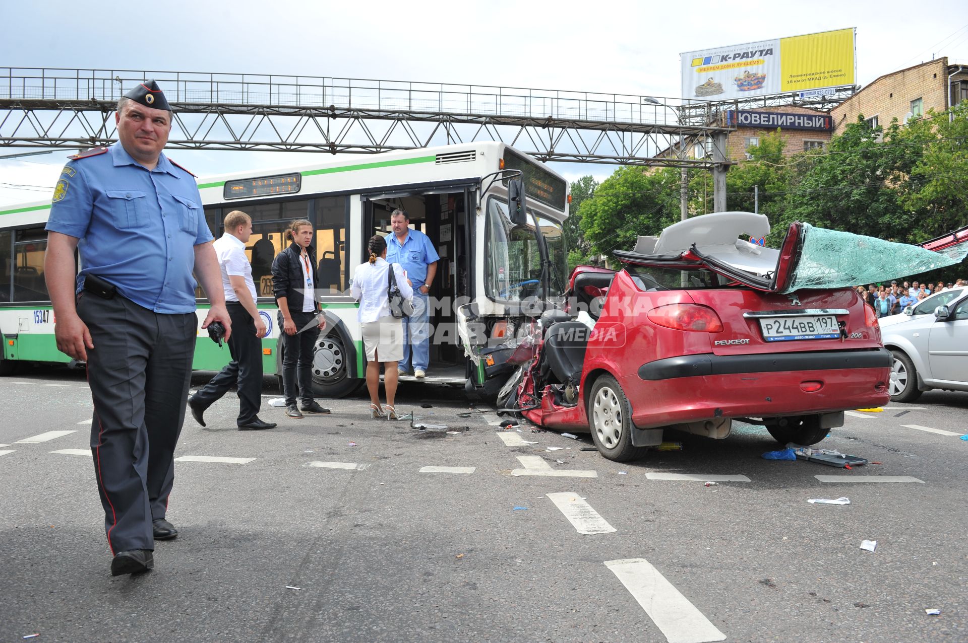 Волоколамское шоссе. ДТП с участием пассажирскго автобуса N 266 и легкового автомобиля `Renault`. На снимке: сотрудник правохранительных органов на месте аварии.