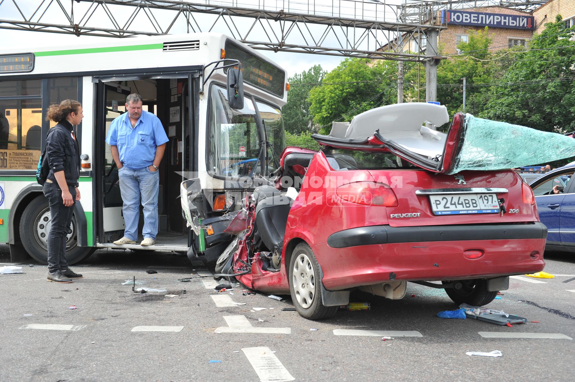 Волоколамское шоссе. ДТП с участием пассажирскго автобуса N 266 и легкового автомобиля `Renault`.