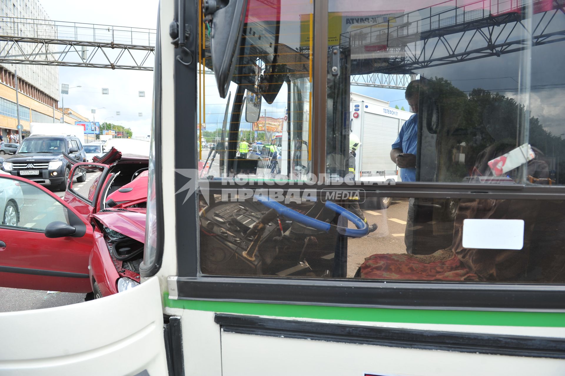 Волоколамское шоссе. ДТП с участием пассажирскго автобуса N 266 и легкового автомобиля `Renault`.