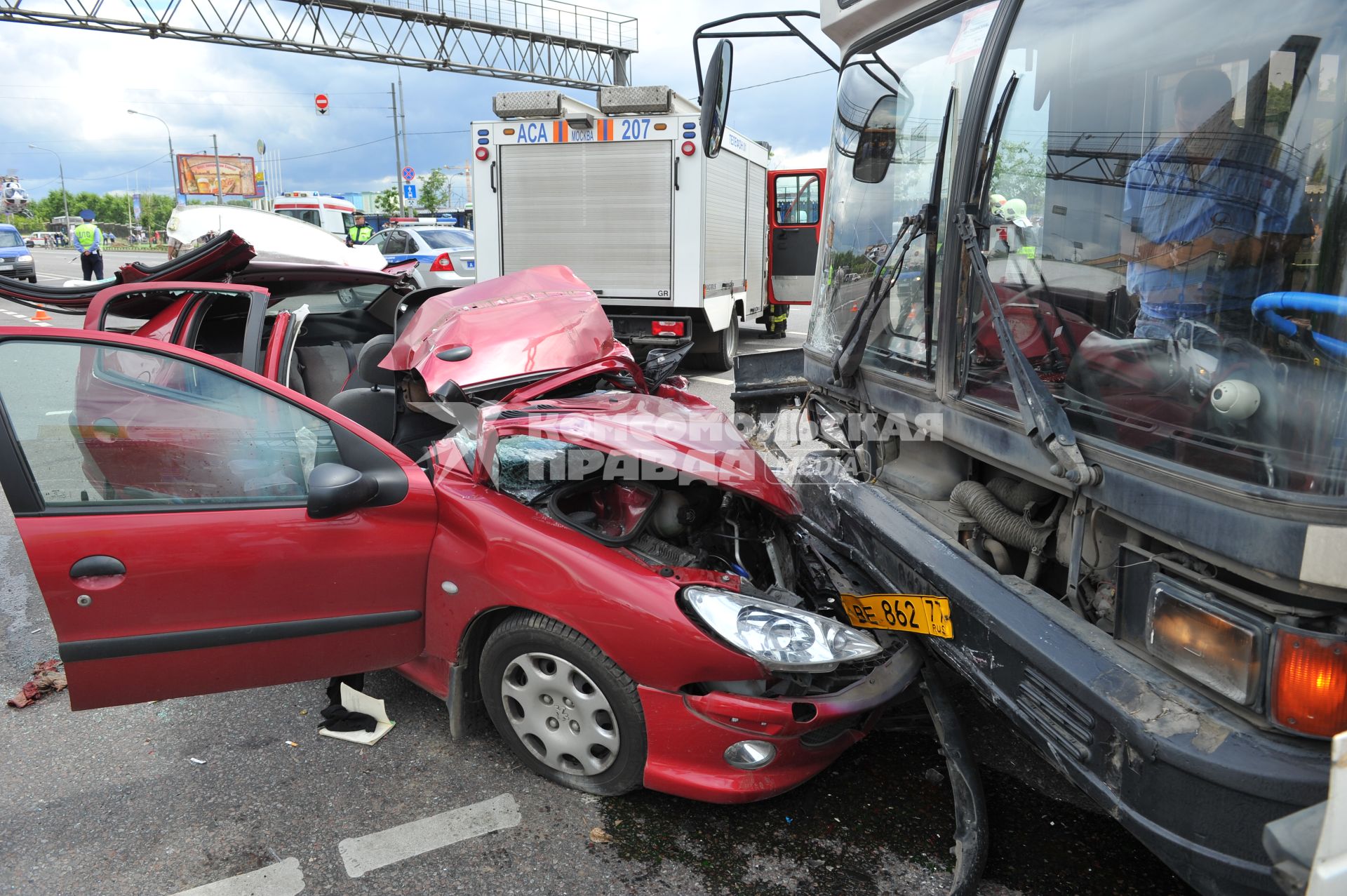 Волоколамское шоссе. ДТП с участием пассажирскго автобуса N 266 и легкового автомобиля `Renault`.