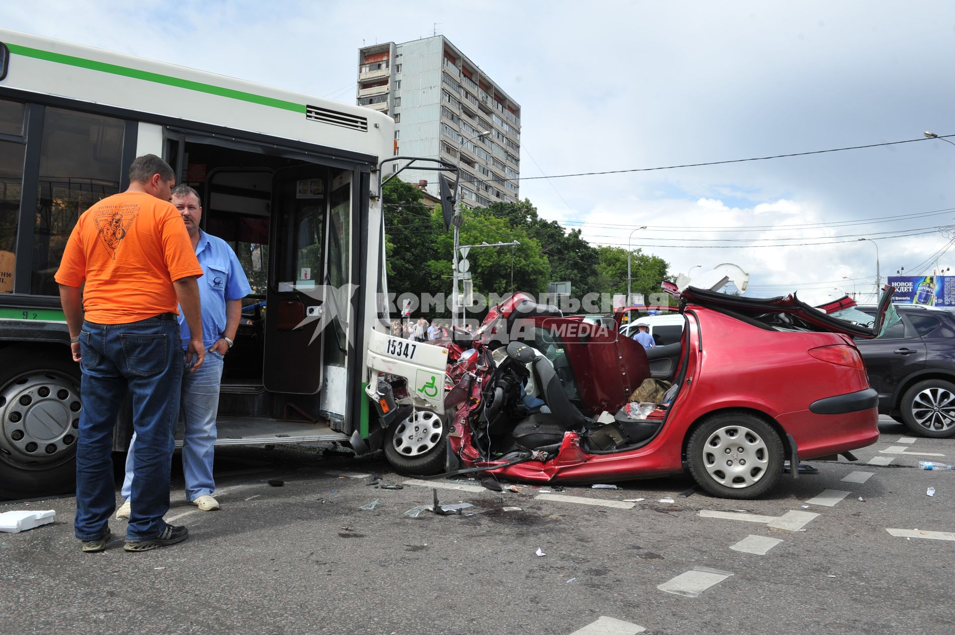 Волоколамское шоссе. ДТП с участием пассажирскго автобуса N 266 и легкового автомобиля `Renault`.