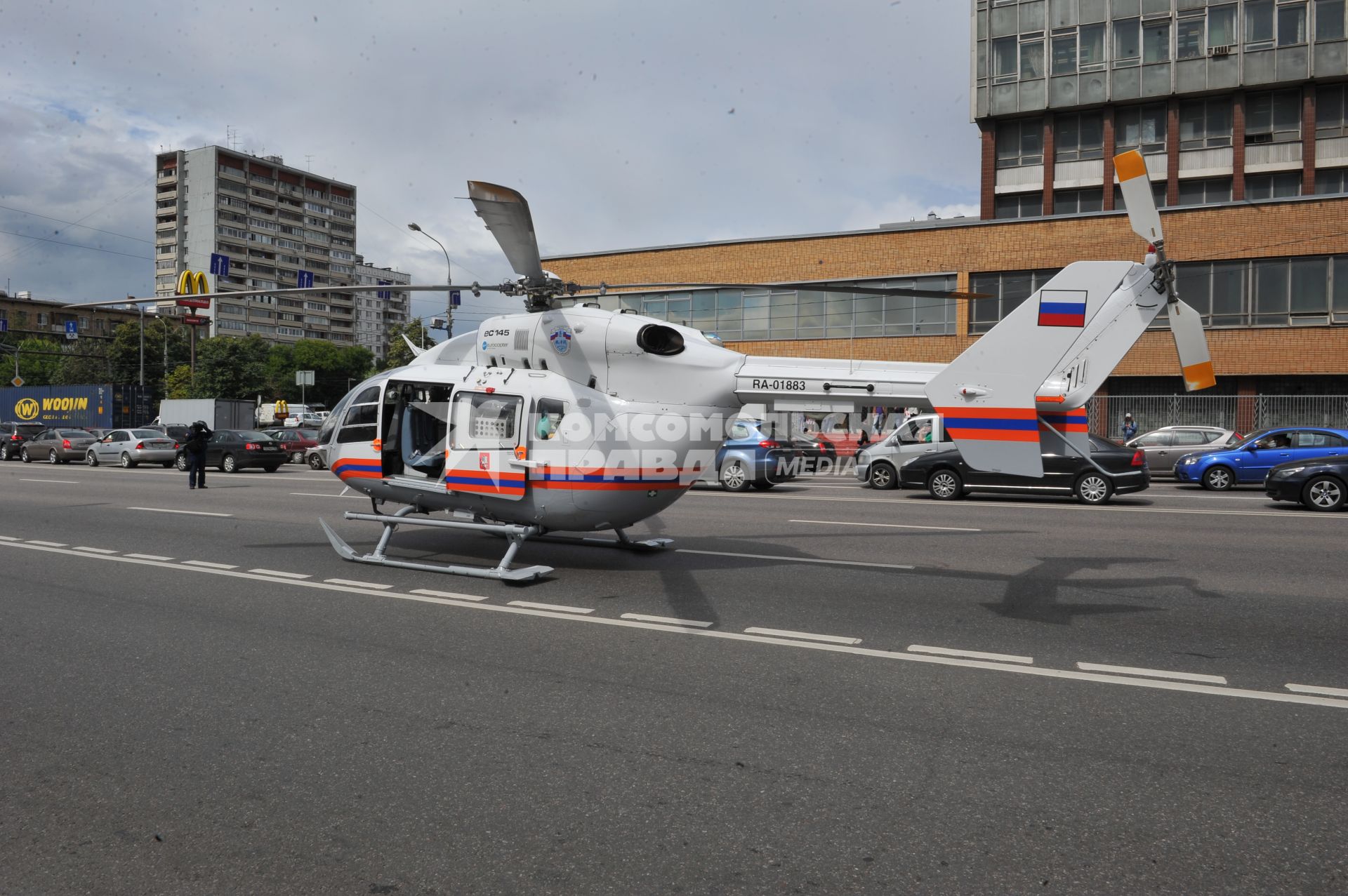 Волоколамское шоссе. ДТП с участием пассажирскго автобуса N 266 и легкового автомобиля `Renault`. На снимке: вертолет московского городского Центра медицины катастроф на шоссе.