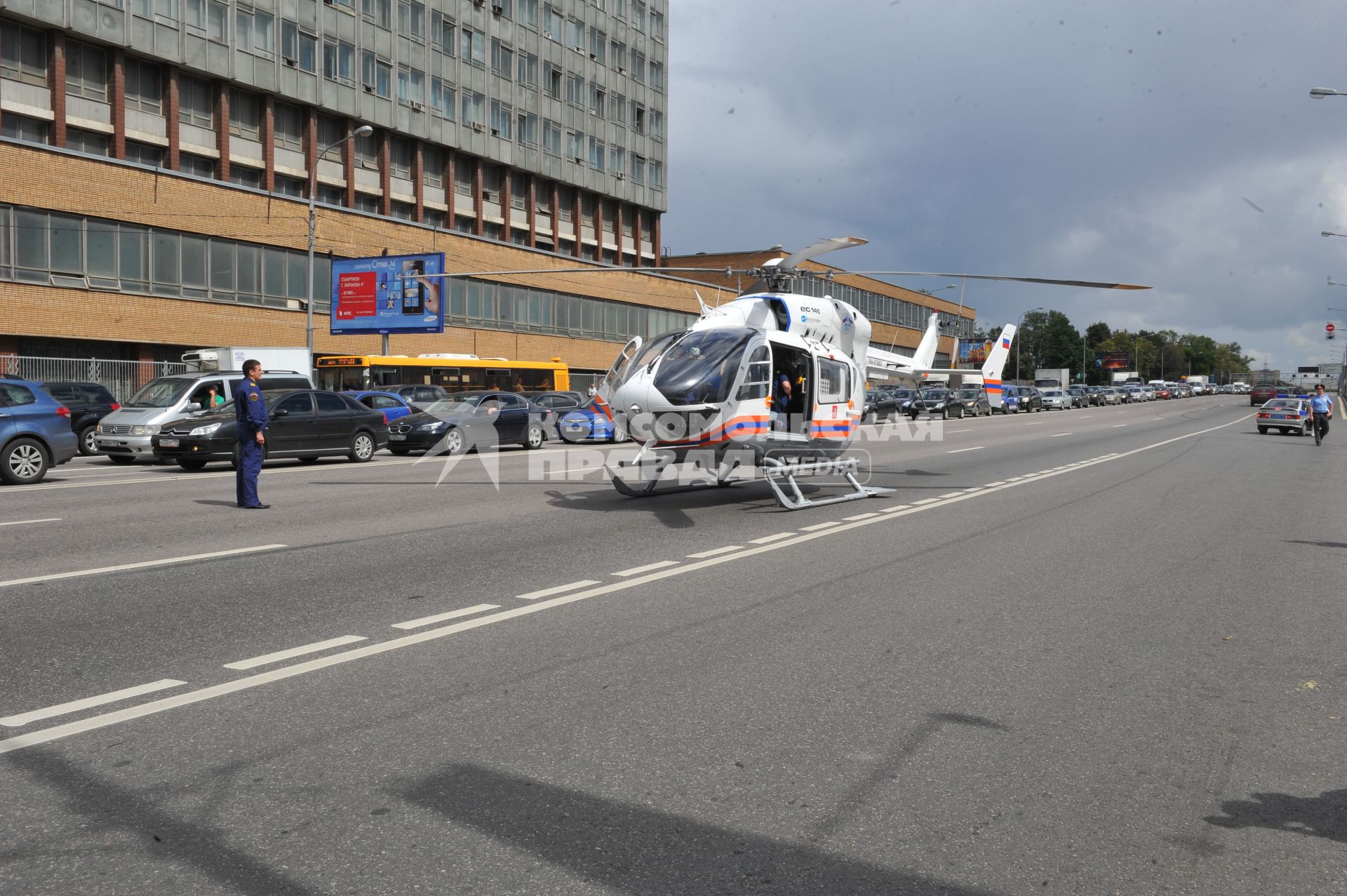 Волоколамское шоссе. ДТП с участием пассажирскго автобуса N 266 и легкового автомобиля `Renault`. На снимке: вертолет московского городского Центра медицины катастроф на шоссе.