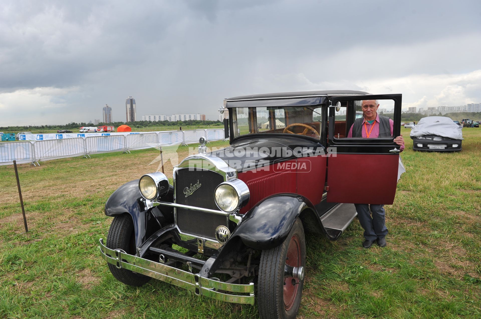 Аэродром Тушино. Выставка-шоу `Автоэкзотика`. На снимке: автомобиль Packard.