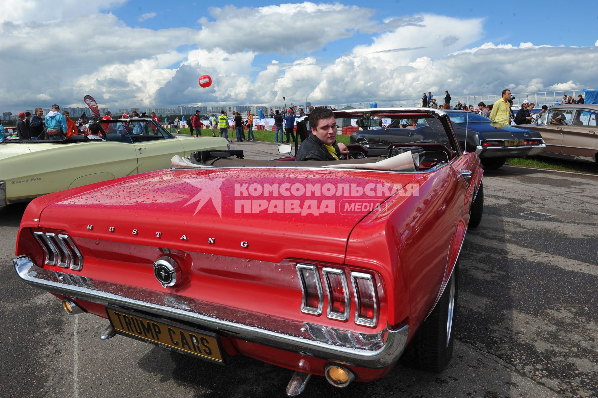 Аэродром Тушино. Выставка-шоу `Автоэкзотика`. На снимке:  автомобиль Ford Mustang.