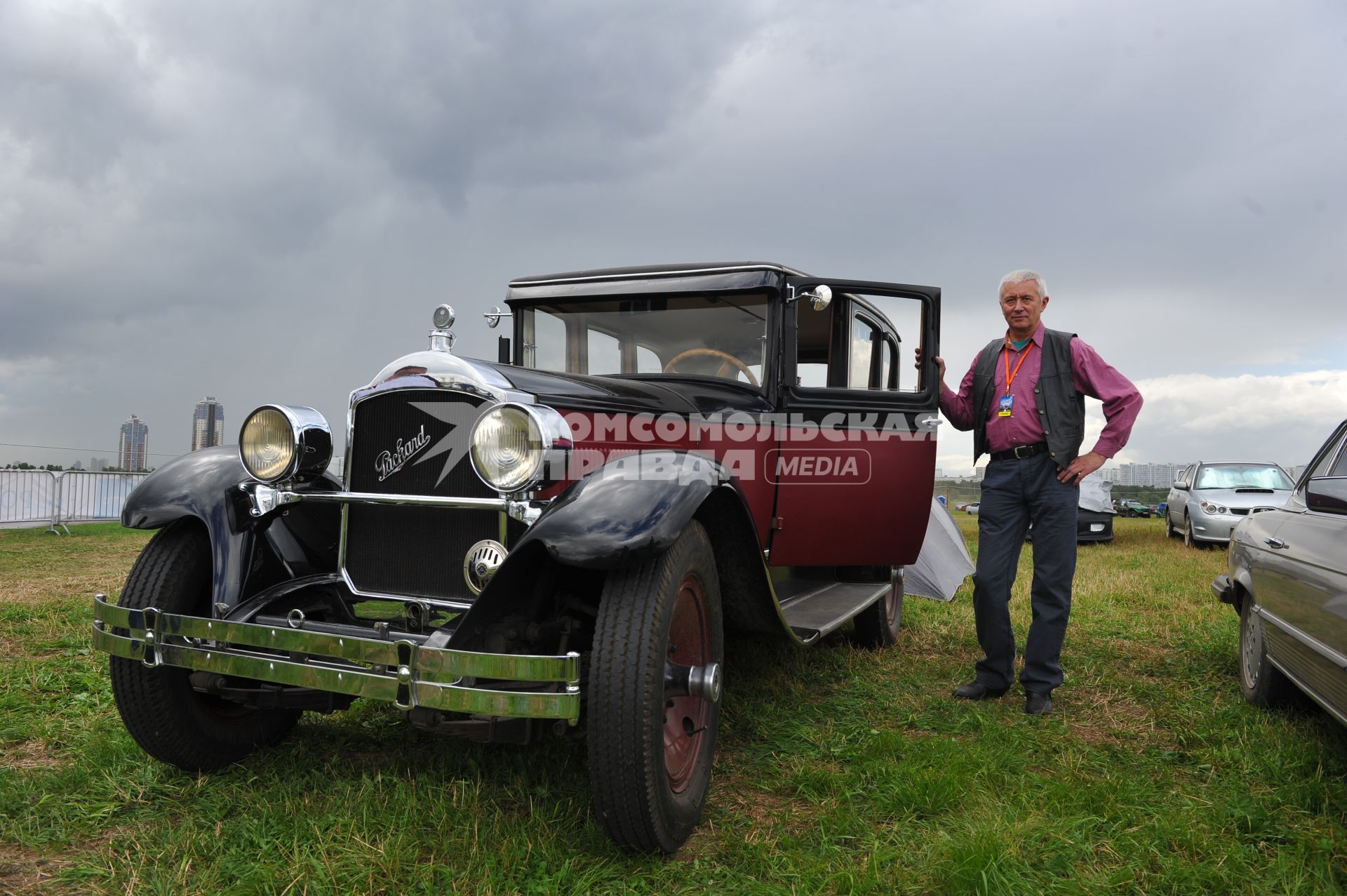 Аэродром Тушино. Выставка-шоу `Автоэкзотика`. На снимке: автомобиль Packard.