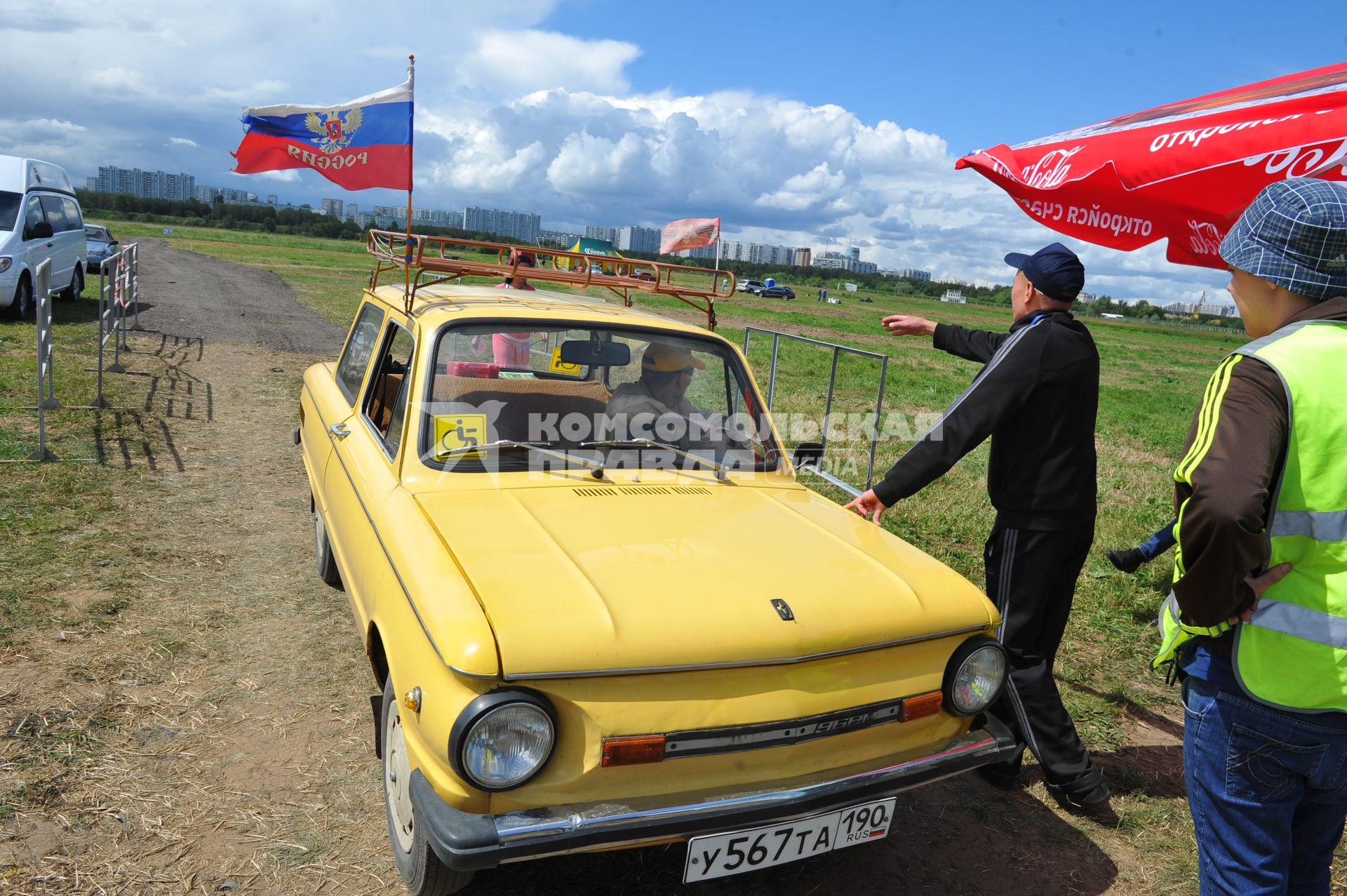 Аэродром Тушино. Выставка-шоу `Автоэкзотика`. На снимке: автомобиль `Запорожец`.