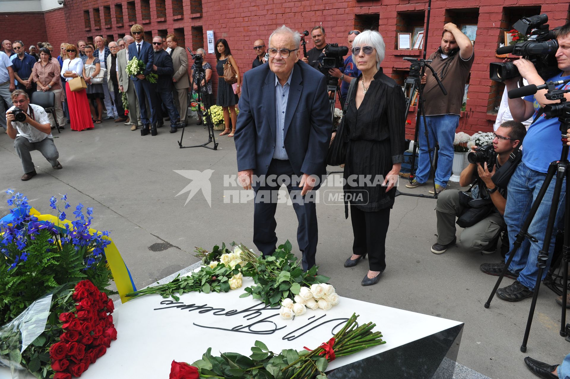 Новодевичье кладбище. Открытие памятника на могиле Людмилы Гурченко. На снимке:  режиссер Эльдар Рязанов с супругой Эммой.