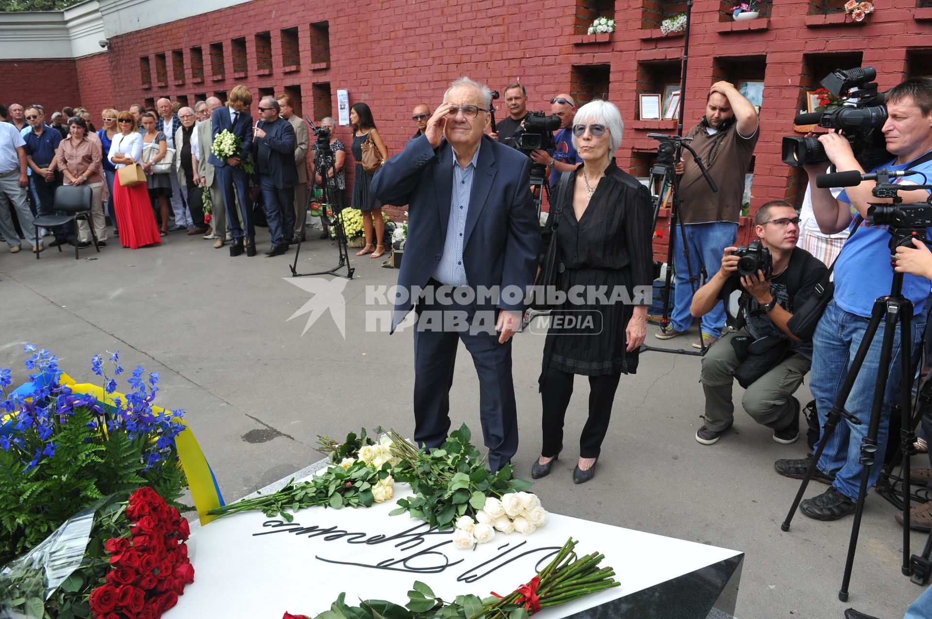 Новодевичье кладбище. Открытие памятника на могиле Людмилы Гурченко. На снимке:  режиссер Эльдар Рязанов с супругой Эммой.