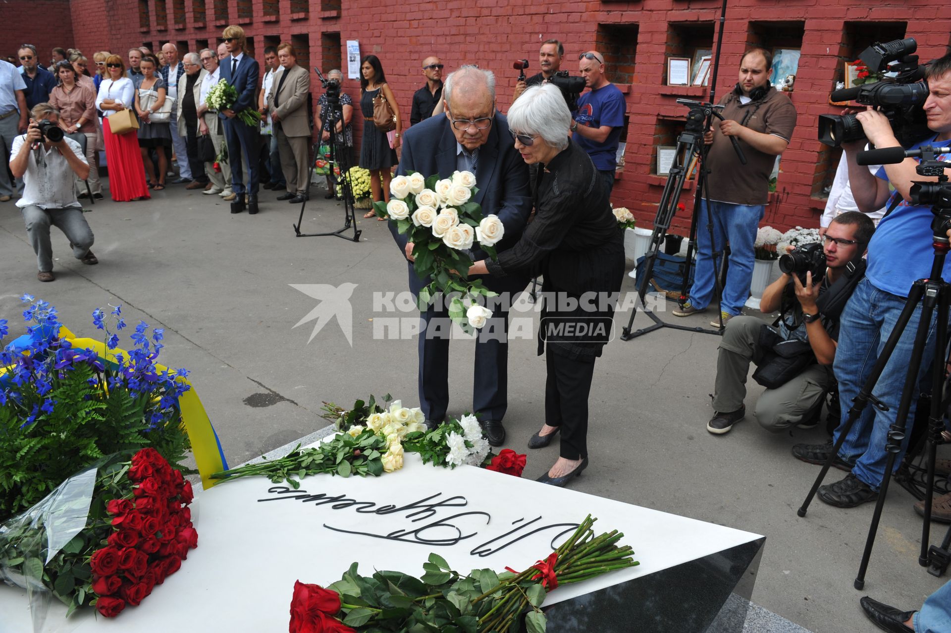 Новодевичье кладбище. Открытие памятника на могиле Людмилы Гурченко. На снимке:  режиссер Эльдар Рязанов с супругой Эммой.