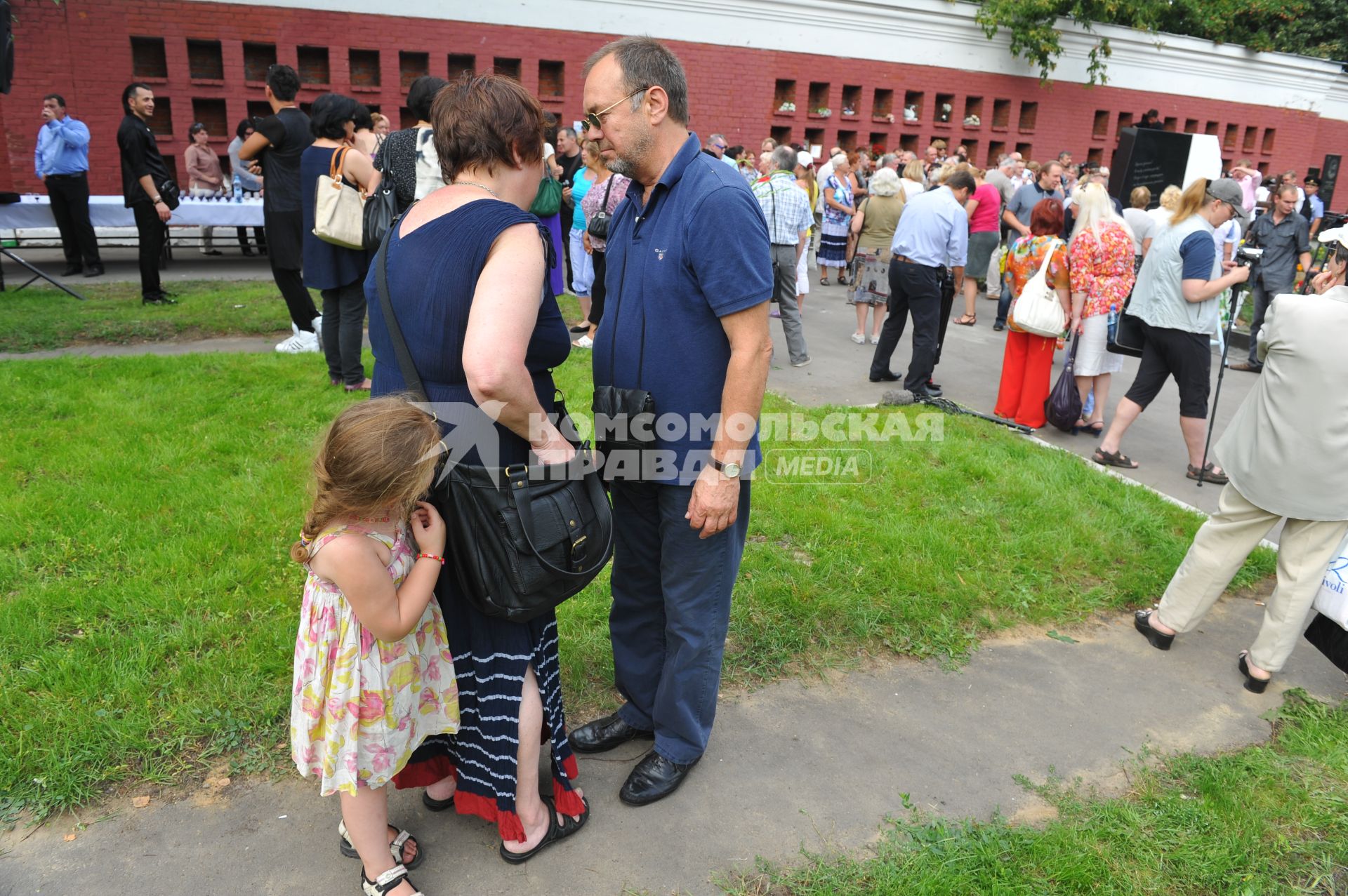 Новодевичье кладбище. Открытие памятника на могиле Людмилы Гурченко. На снимке: дочь актрисы Людмилы Гурченко Мария Королева с внучкой.