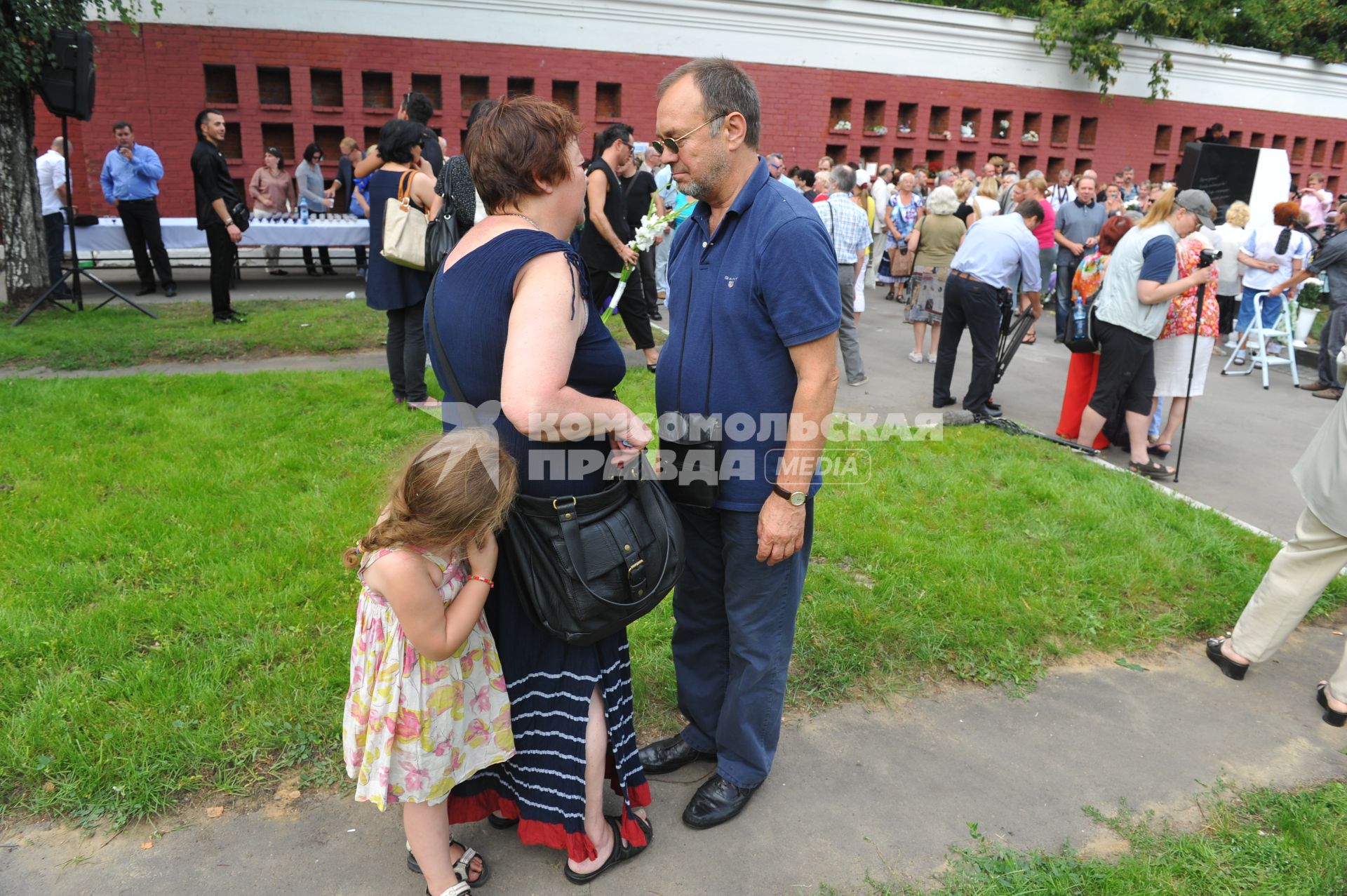 Новодевичье кладбище. Открытие памятника на могиле Людмилы Гурченко. На снимке: дочь актрисы Людмилы Гурченко Мария Королева с внучкой.