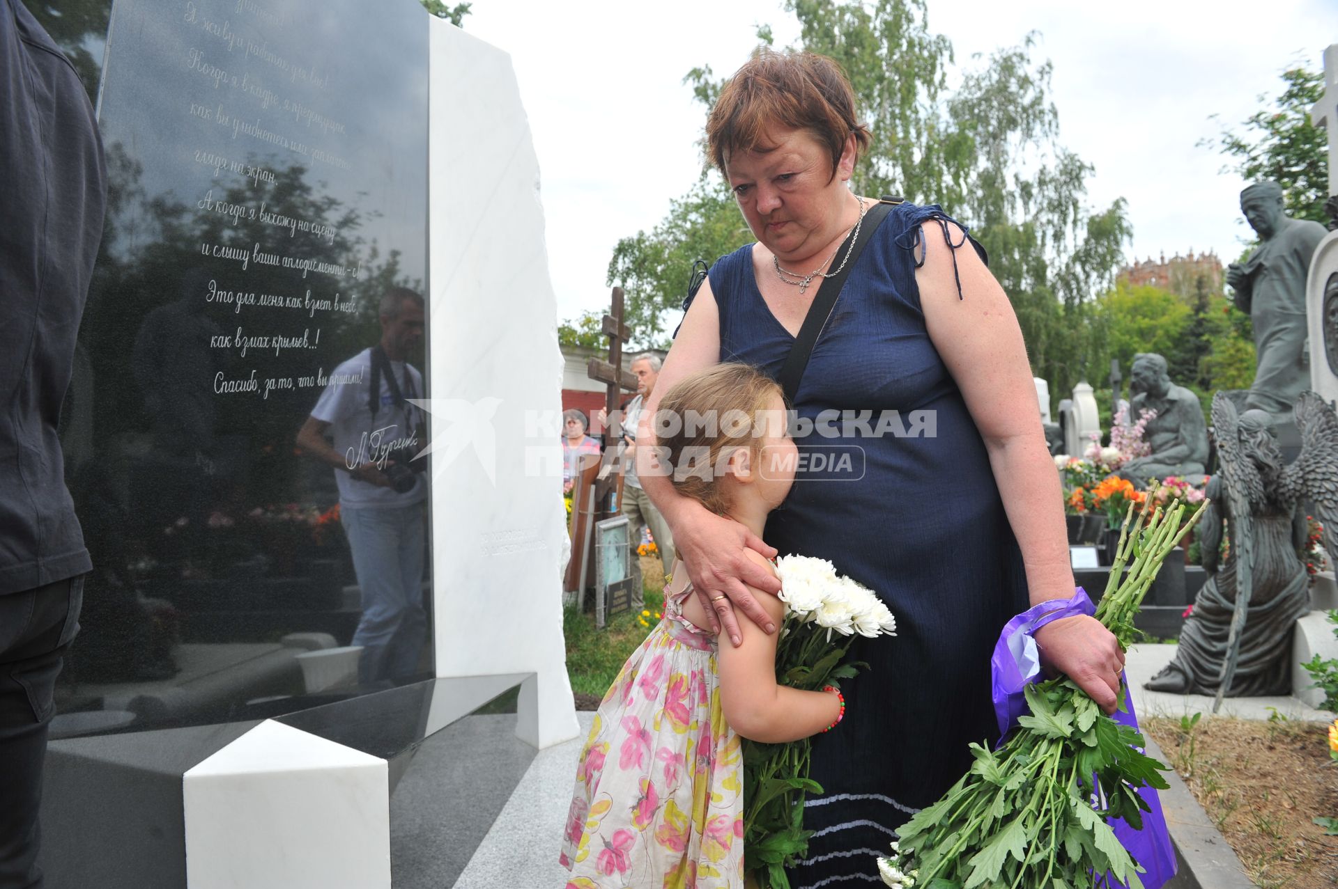 Новодевичье кладбище. Открытие памятника на могиле Людмилы Гурченко. На снимке: дочь актрисы Людмилы Гурченко Мария Королева с внучкой.