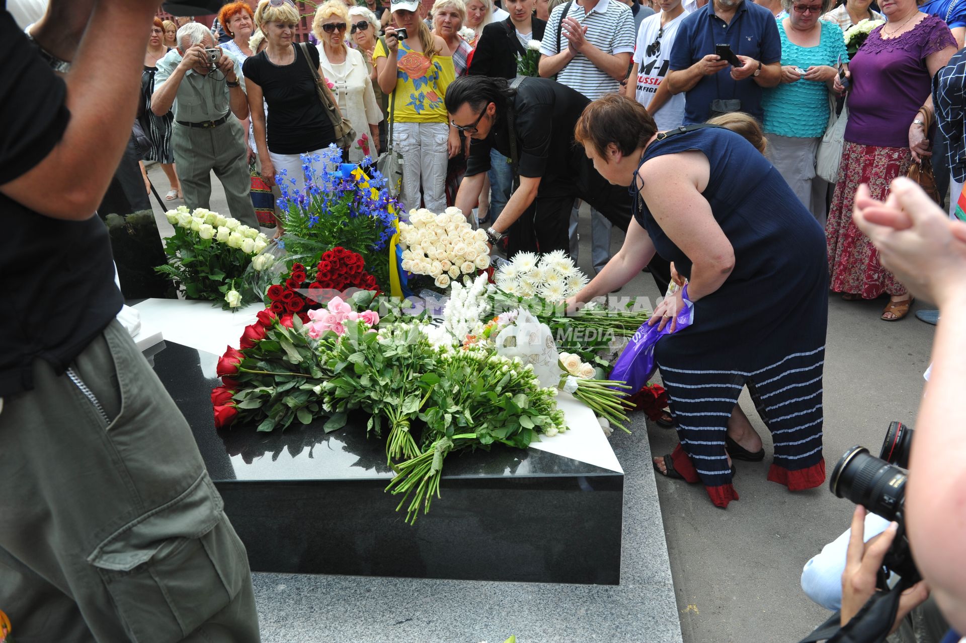 Новодевичье кладбище. Открытие памятника на могиле Людмилы Гурченко. На снимке: дочь актрисы Людмилы Гурченко Мария Королева.