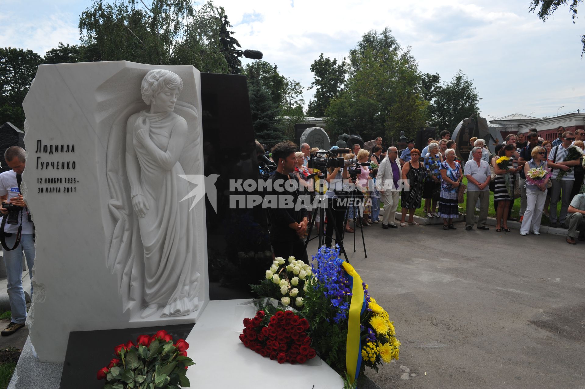 Новодевичье кладбище. Открытие памятника на могиле актрисы Людмилы Гурченко.