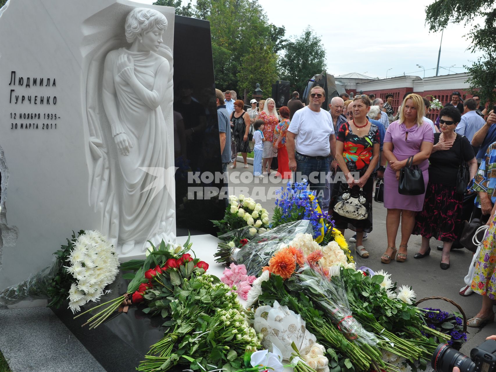 Новодевичье кладбище. Открытие памятника на могиле актрисы Людмилы Гурченко.