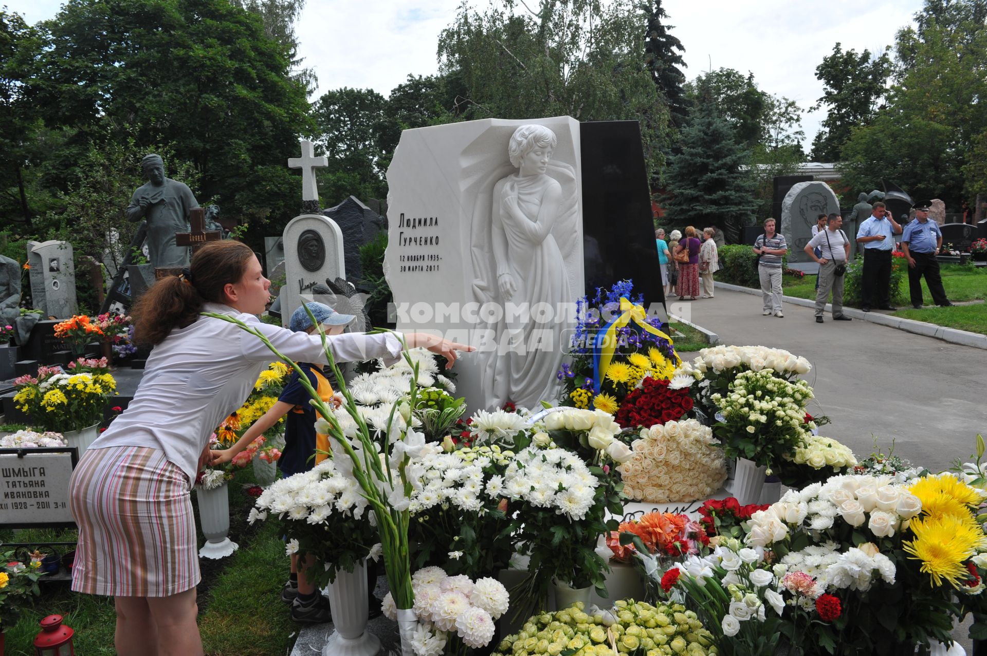 Новодевичье кладбище. Открытие памятника на могиле актрисы Людмилы Гурченко.