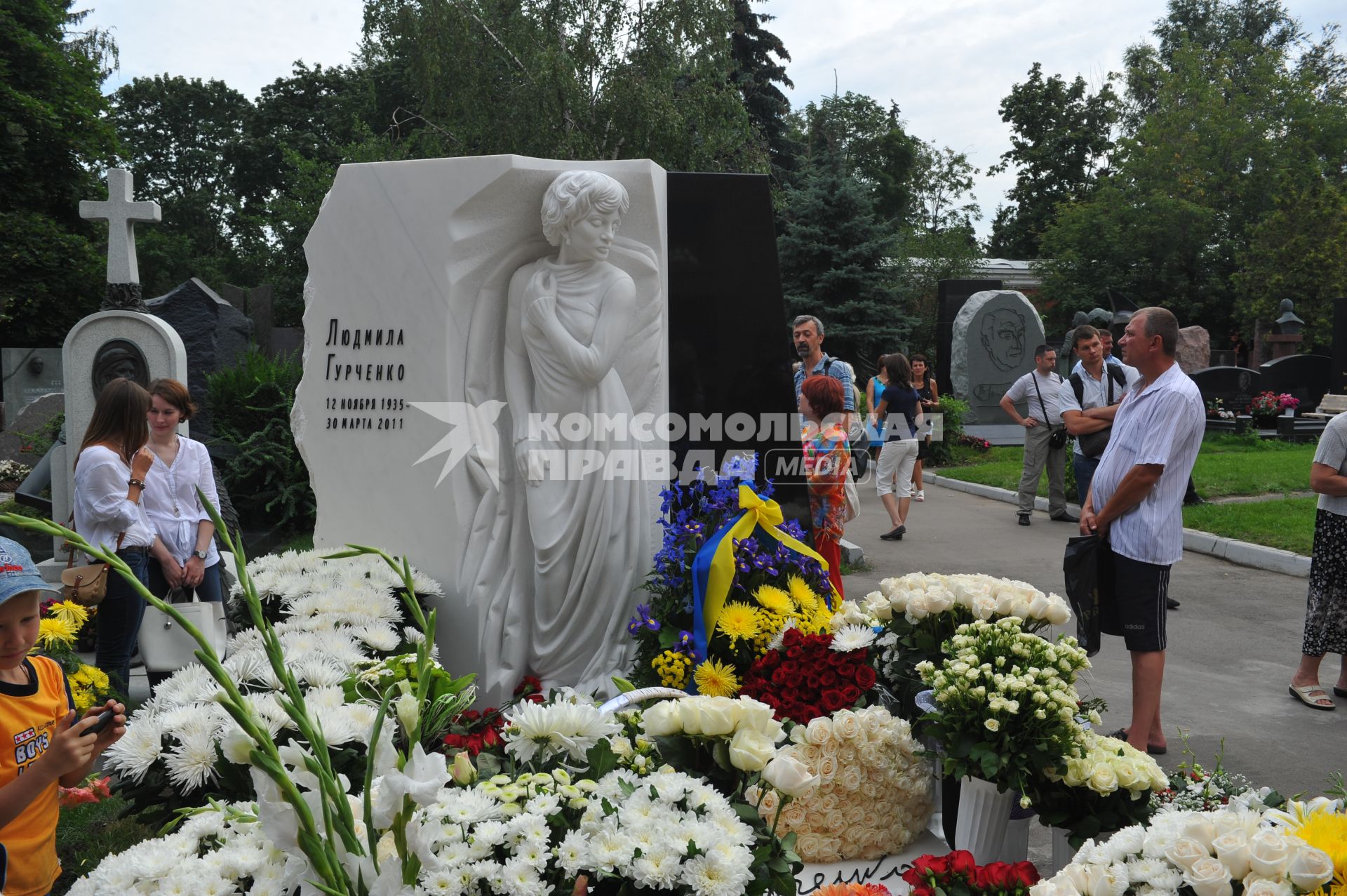 Новодевичье кладбище. Открытие памятника на могиле актрисы Людмилы Гурченко.