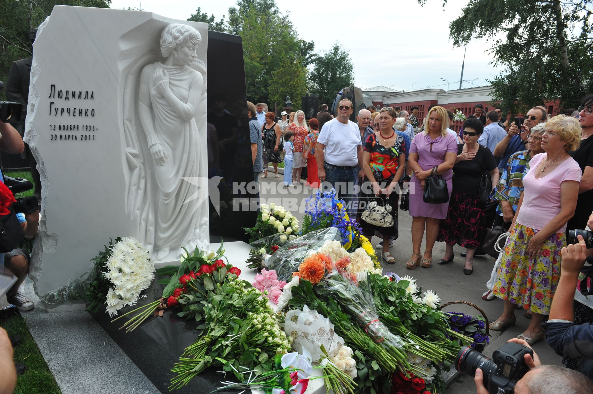 Новодевичье кладбище. Открытие памятника на могиле актрисы Людмилы Гурченко.