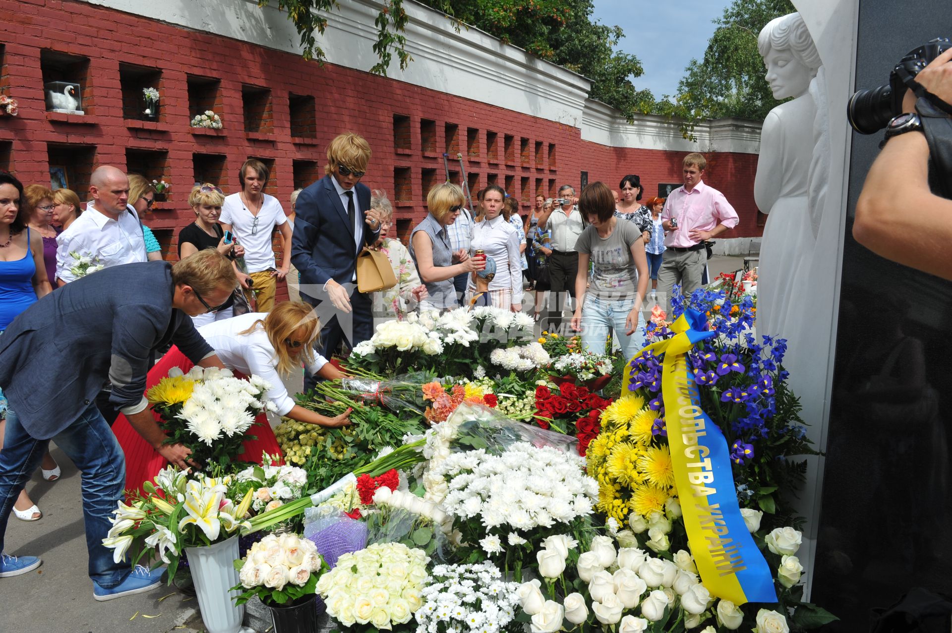 Новодевичье кладбище. Открытие памятника на могиле актрисы Людмилы Гурченко. На снимке: возложение цветов.