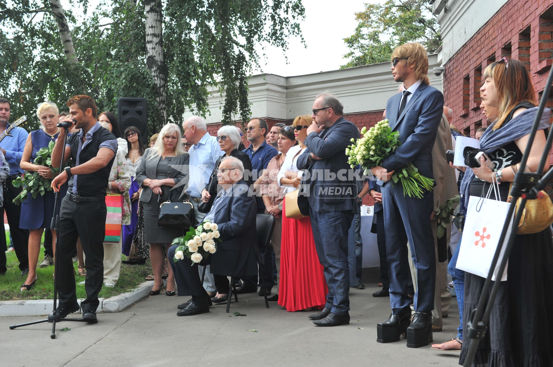 Новодевичье кладбище. Открытие памятника на могиле актрисы Людмилы Гурченко. На снимке: стилист Аслан Ахмадов.