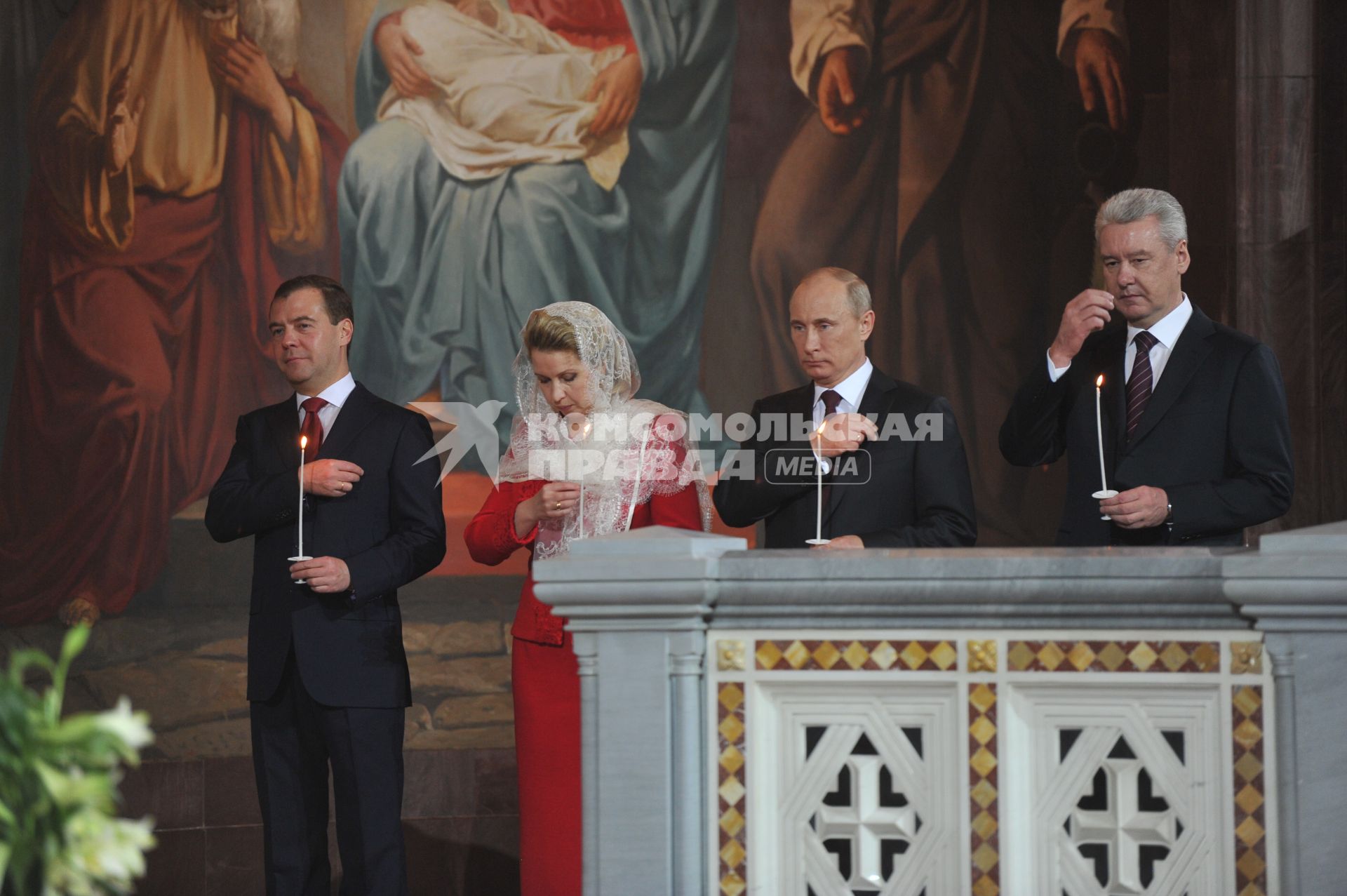 Храм Христа Спасителя. На снимке (слева направо): президент РФ Дмитрий Медведев с супругой Светланой, председатель правительства РФ Владимир Путин и мэр Москвы Сергей Собянин во время праздничного пасхального богослужения.