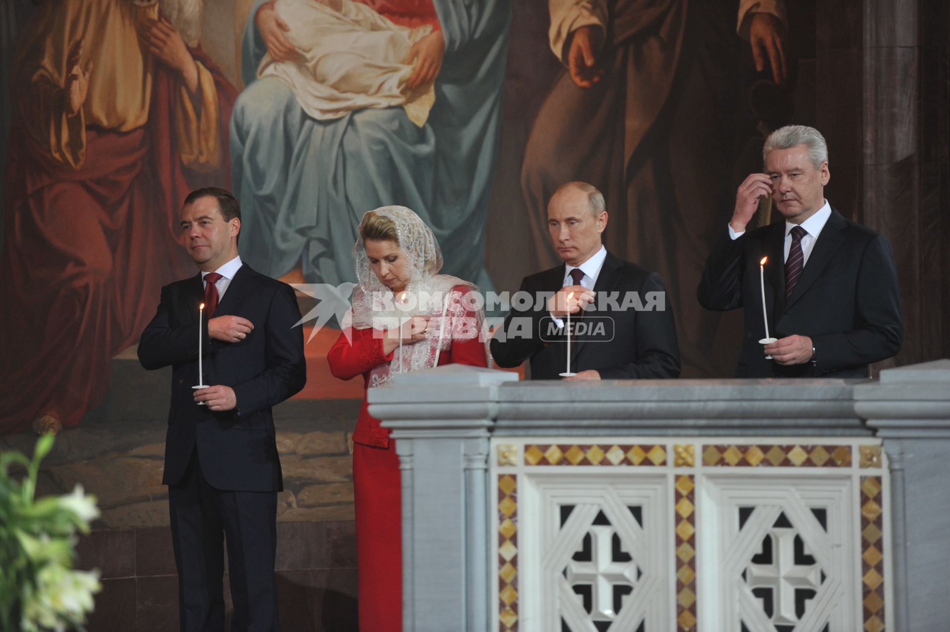 Храм Христа Спасителя. На снимке (слева направо): президент РФ Дмитрий Медведев с супругой Светланой, председатель правительства РФ Владимир Путин и мэр Москвы Сергей Собянин во время праздничного пасхального богослужения.