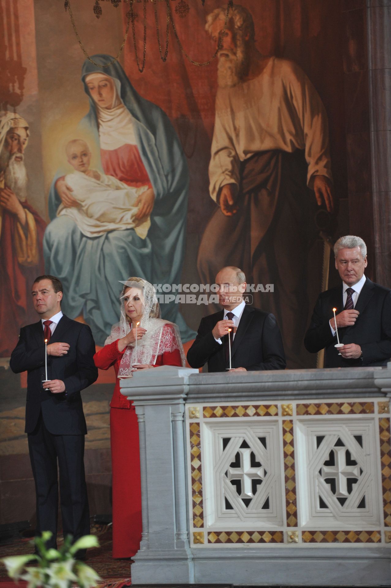 Храм Христа Спасителя. На снимке (слева направо): президент РФ Дмитрий Медведев с супругой Светланой, председатель правительства РФ Владимир Путин и мэр Москвы Сергей Собянин во время праздничного пасхального богослужения.