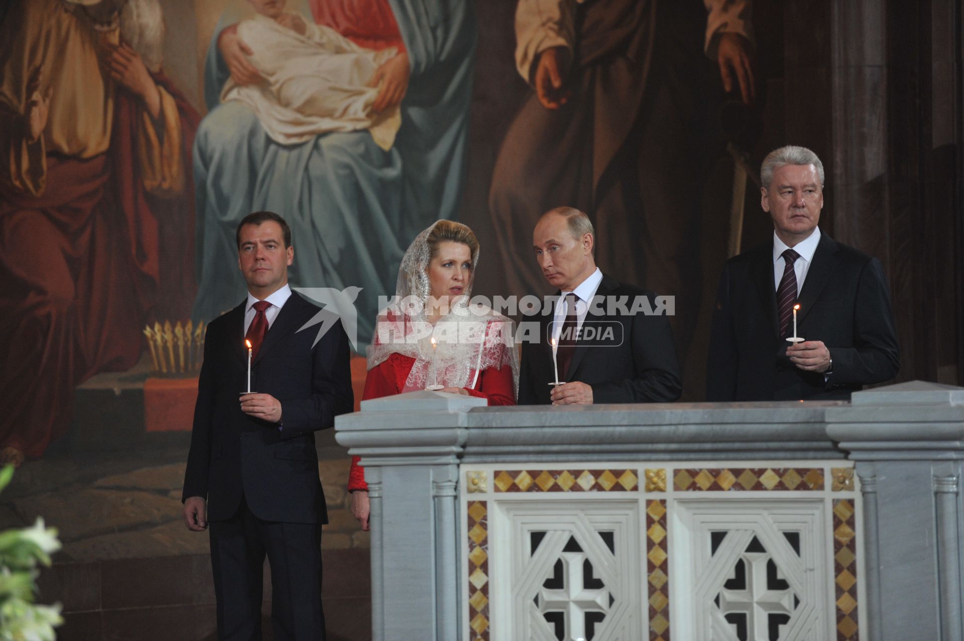 Храм Христа Спасителя. На снимке (слева направо): президент РФ Дмитрий Медведев с супругой Светланой, председатель правительства РФ Владимир Путин и мэр Москвы Сергей Собянин во время праздничного пасхального богослужения.