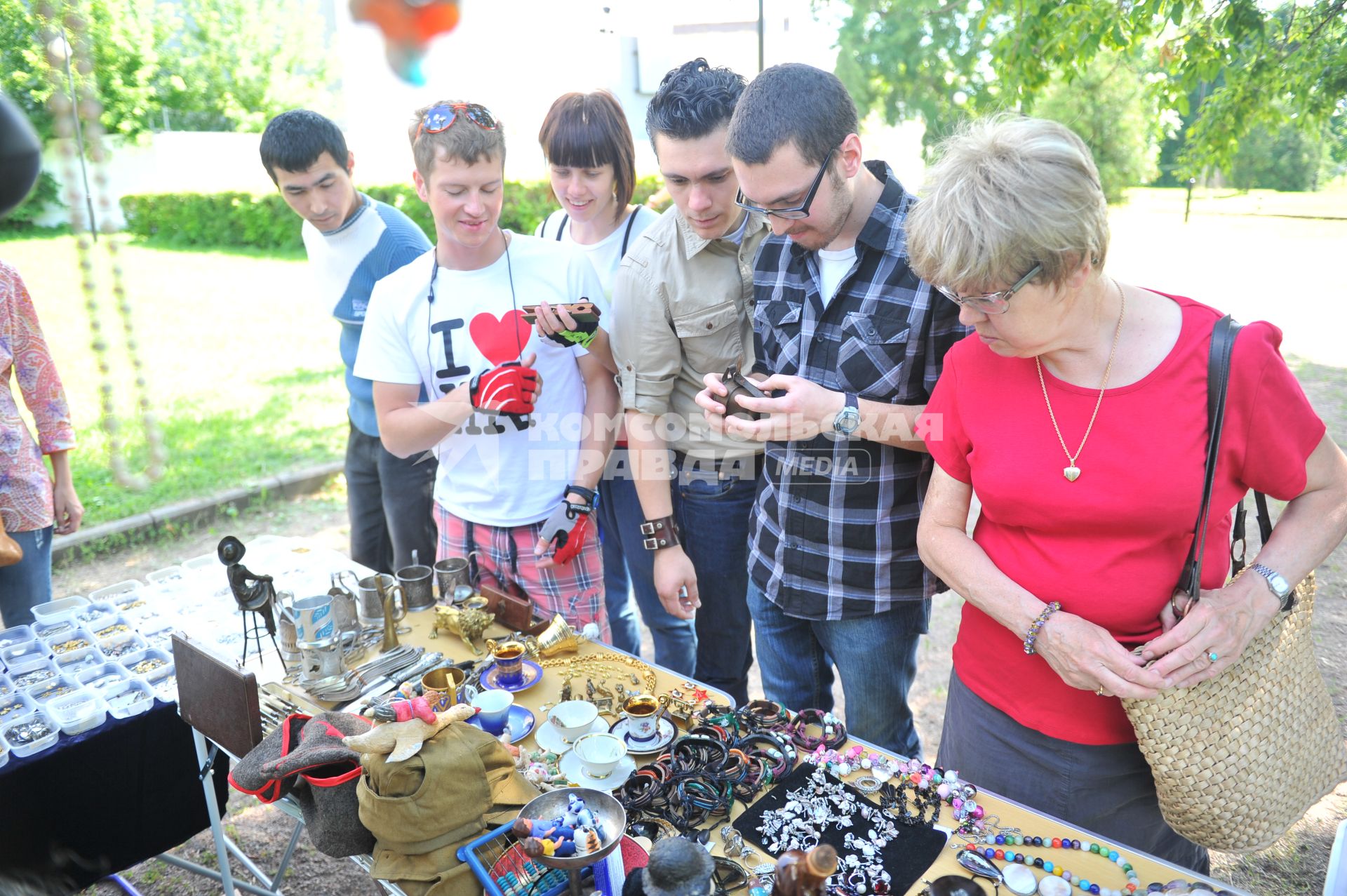 Блошиный рынок в парке `Музеон` На снимке: покупатели у прилавка