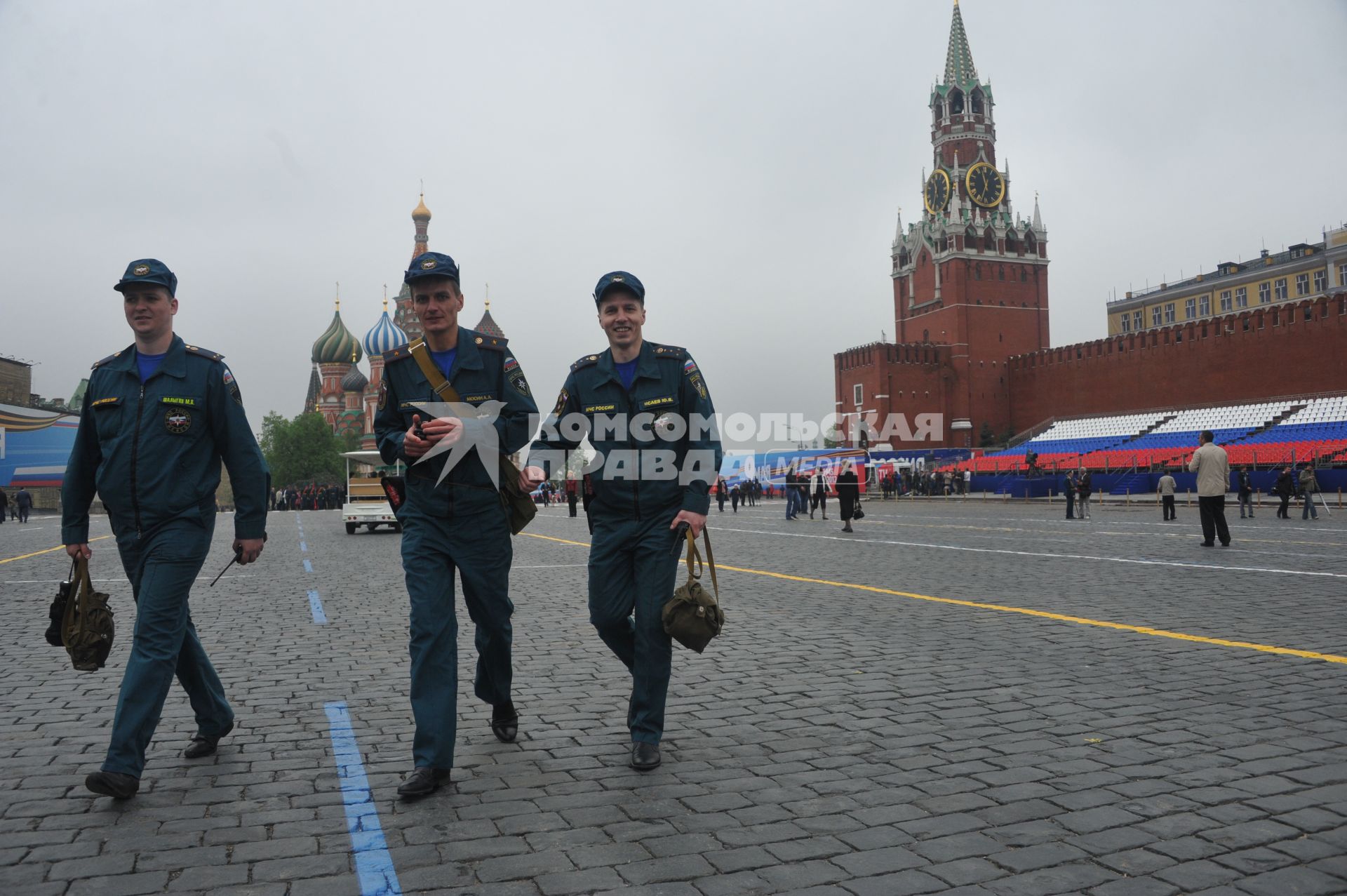 Парад на Красной площади, посвященный 67-й годовщине Победы в Великой Отечественной войне. На снимке: сотрудники правоохранительных органов во время дежурства на Параде Победы.