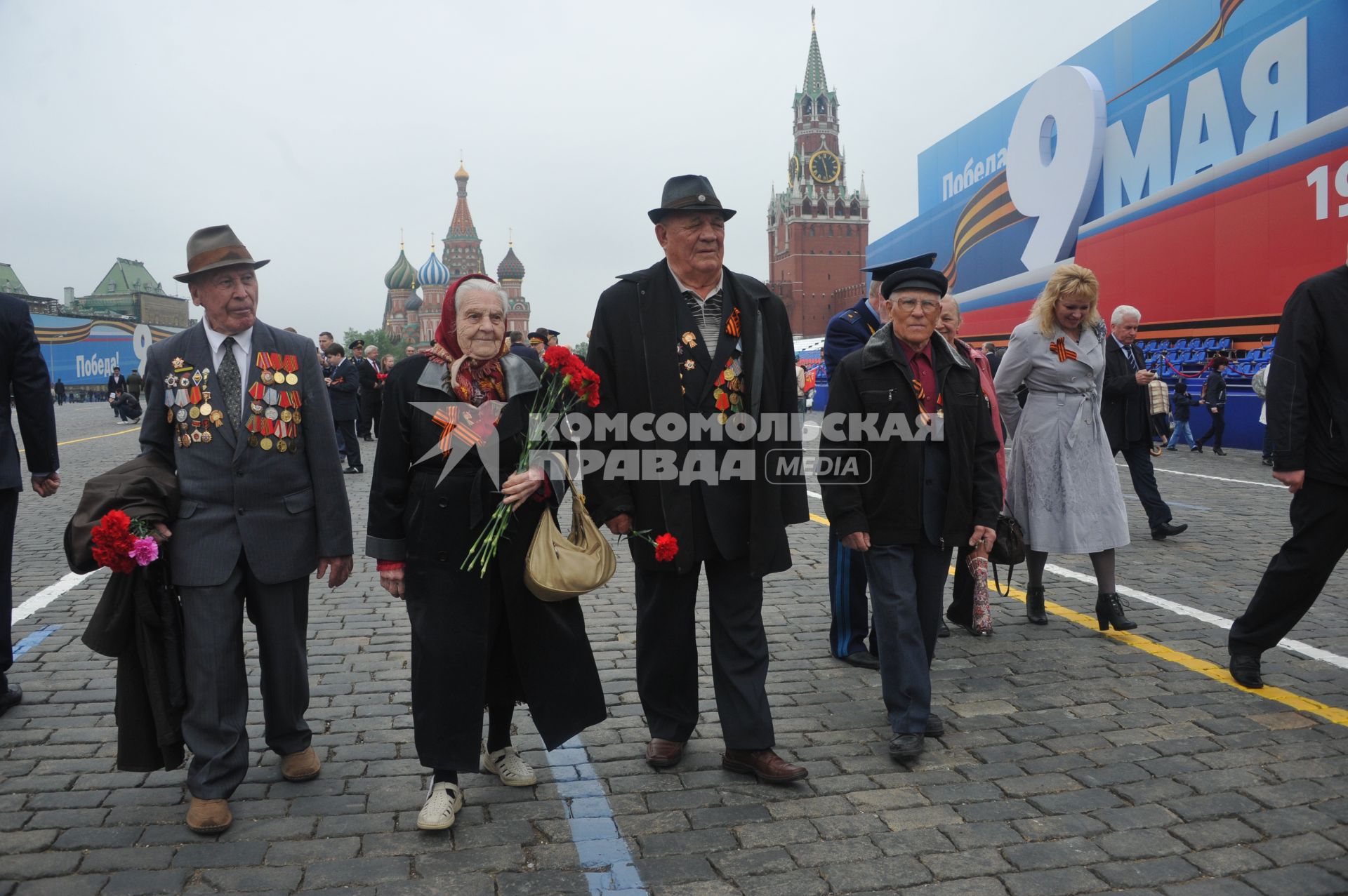 Парад на Красной площади, посвященный 67-й годовщине Победы в Великой Отечественной войне. На снимке: ветераны гуляют по Красной площади.