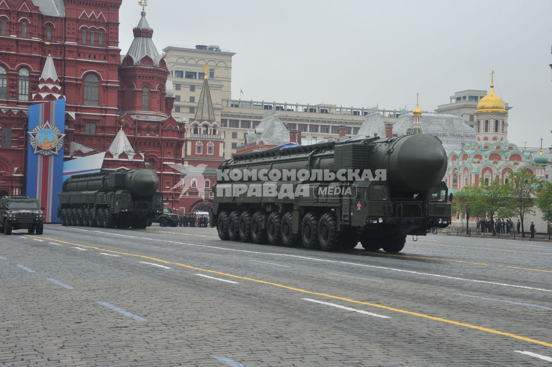 Парад на Красной площади, посвященный 67-й годовщине Победы в Великой Отечественной войне. На снимке: ракетный комплекс стратегического назначения 15П155 `Тополь-М`.