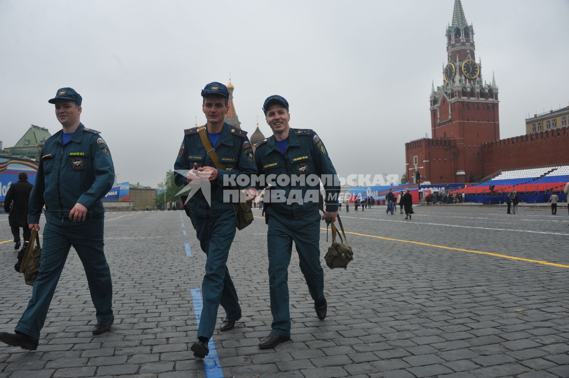 Парад на Красной площади, посвященный 67-й годовщине Победы в Великой Отечественной войне. На снимке: сотрудники правоохранительных органов во время дежурства на Параде Победы.