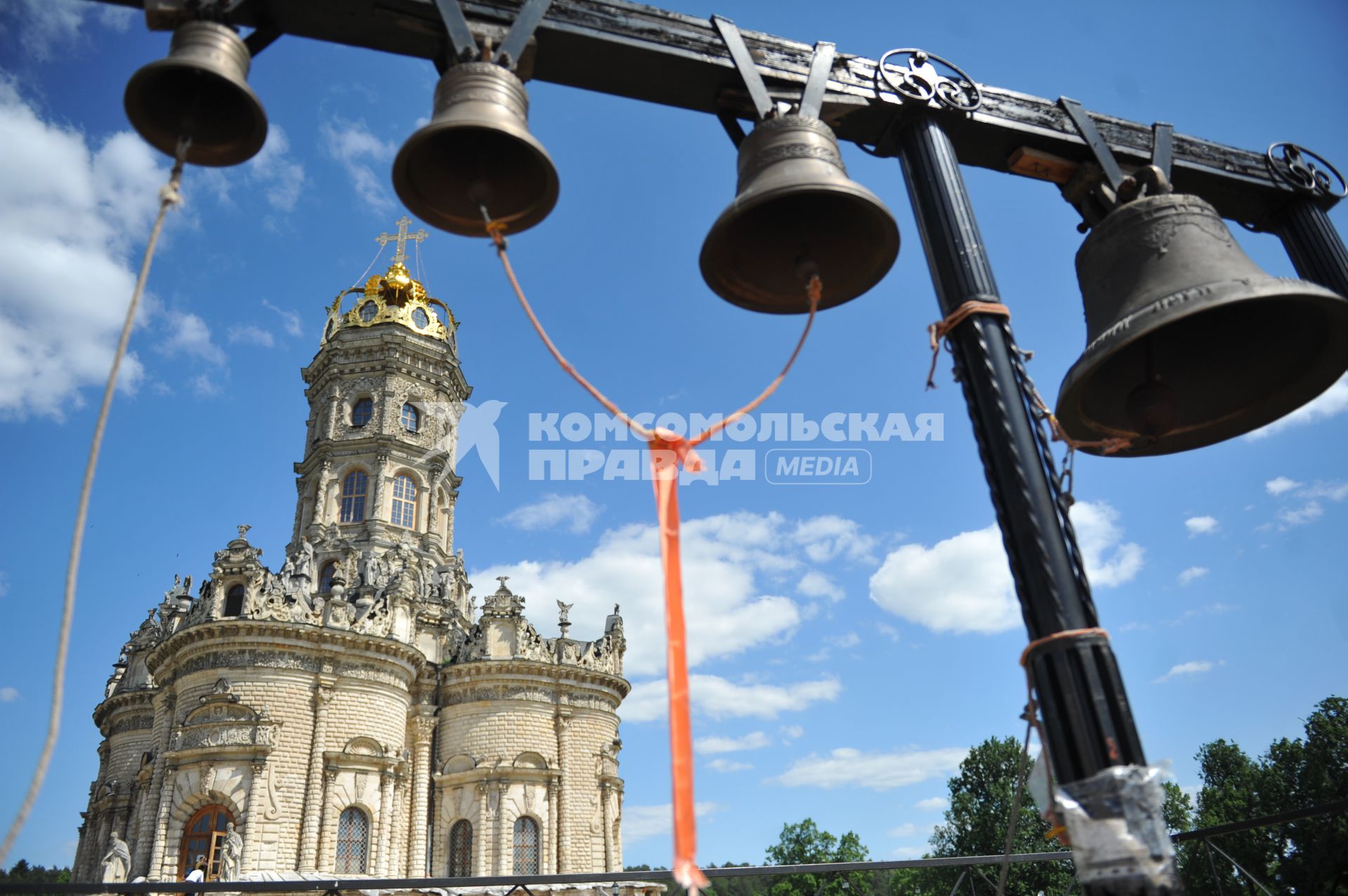 Музей-усадьба Остафьево. Храм Знамения Пресвятой Богородицы в Дубровицах. На снимке: колокола.