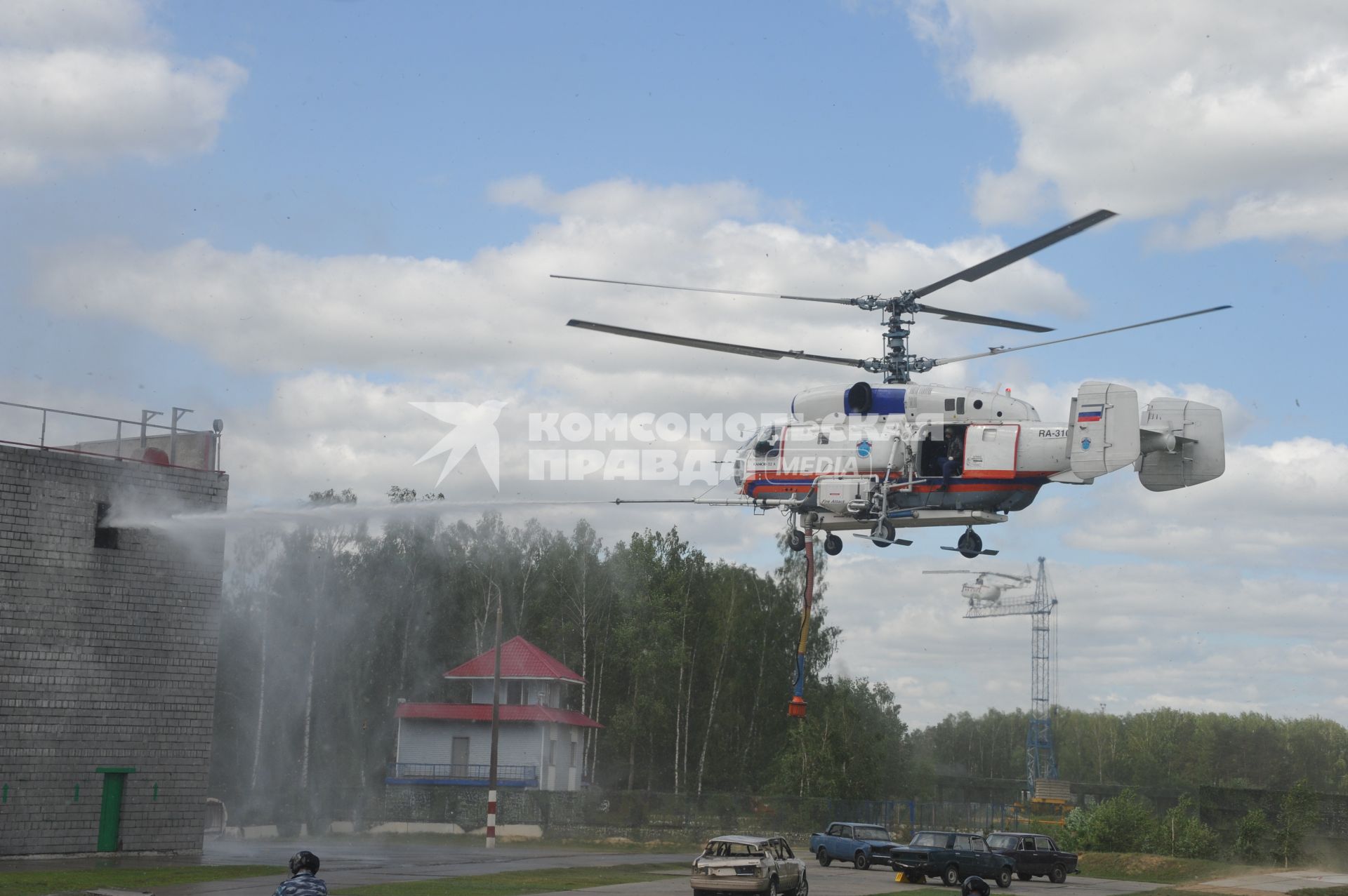 Международный салон `Комплексная безопасность 2009`. Международные учения по ликвидации последствий катастроф на базе 179 Спасательного центра. На снимке: вертолет МЧС.