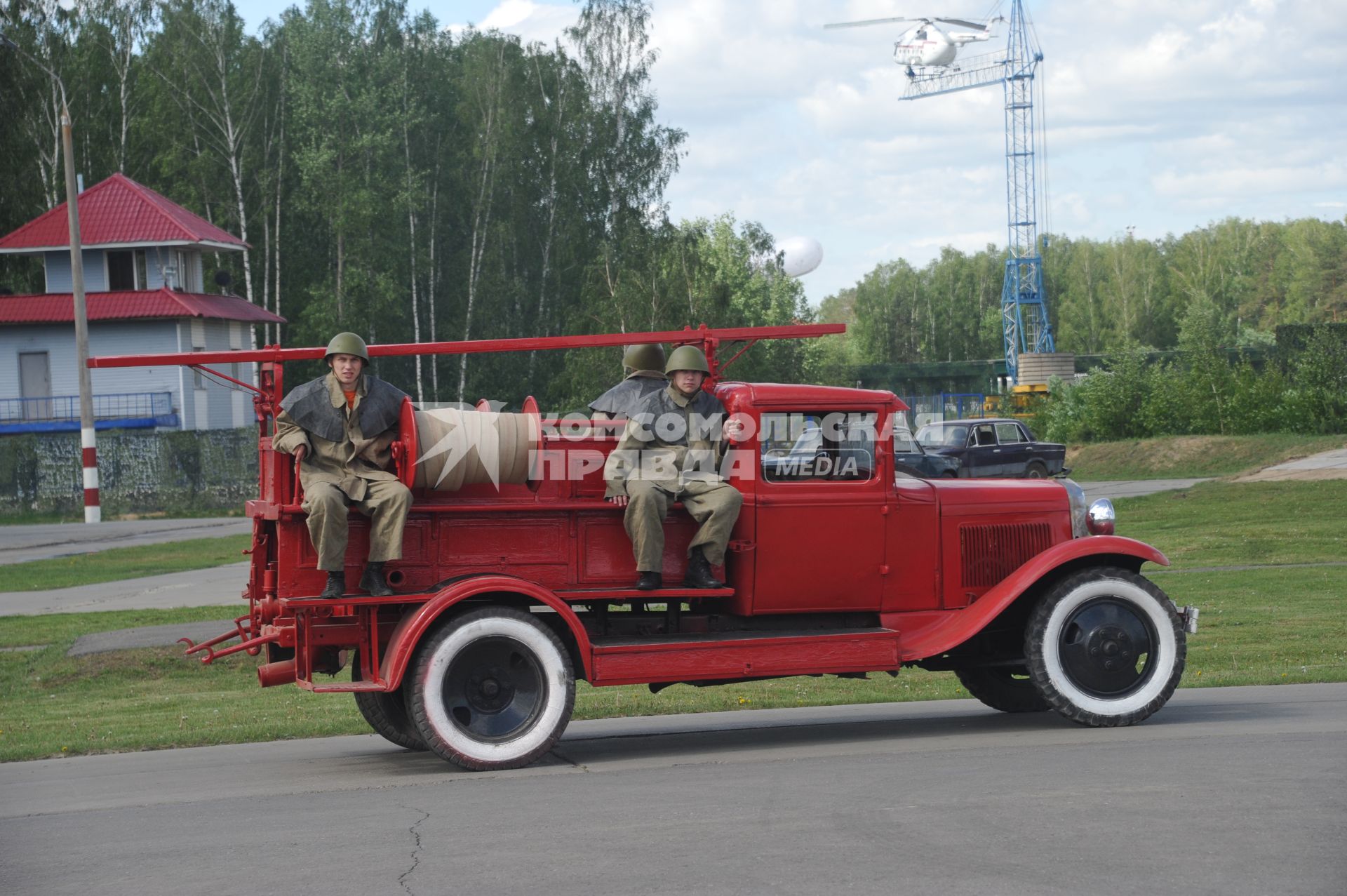 Международный салон `Комплексная безопасность 2009`. Международные учения по ликвидации последствий катастроф на базе 179 Спасательного центра. На снимке: пожарная машина.