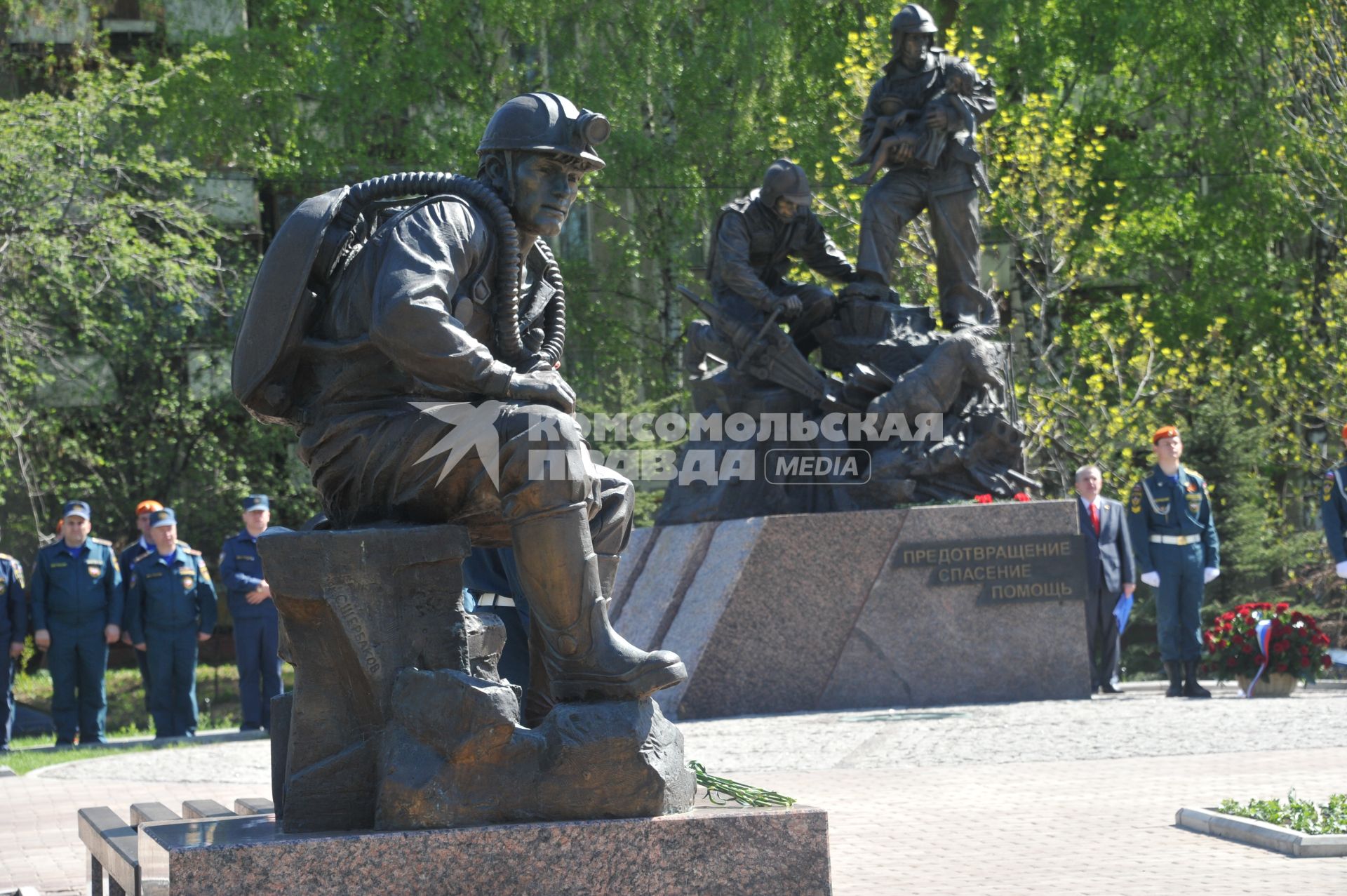 Сквер у Центра управления в кризисных ситуациях. Памятник спасателям МЧС России.