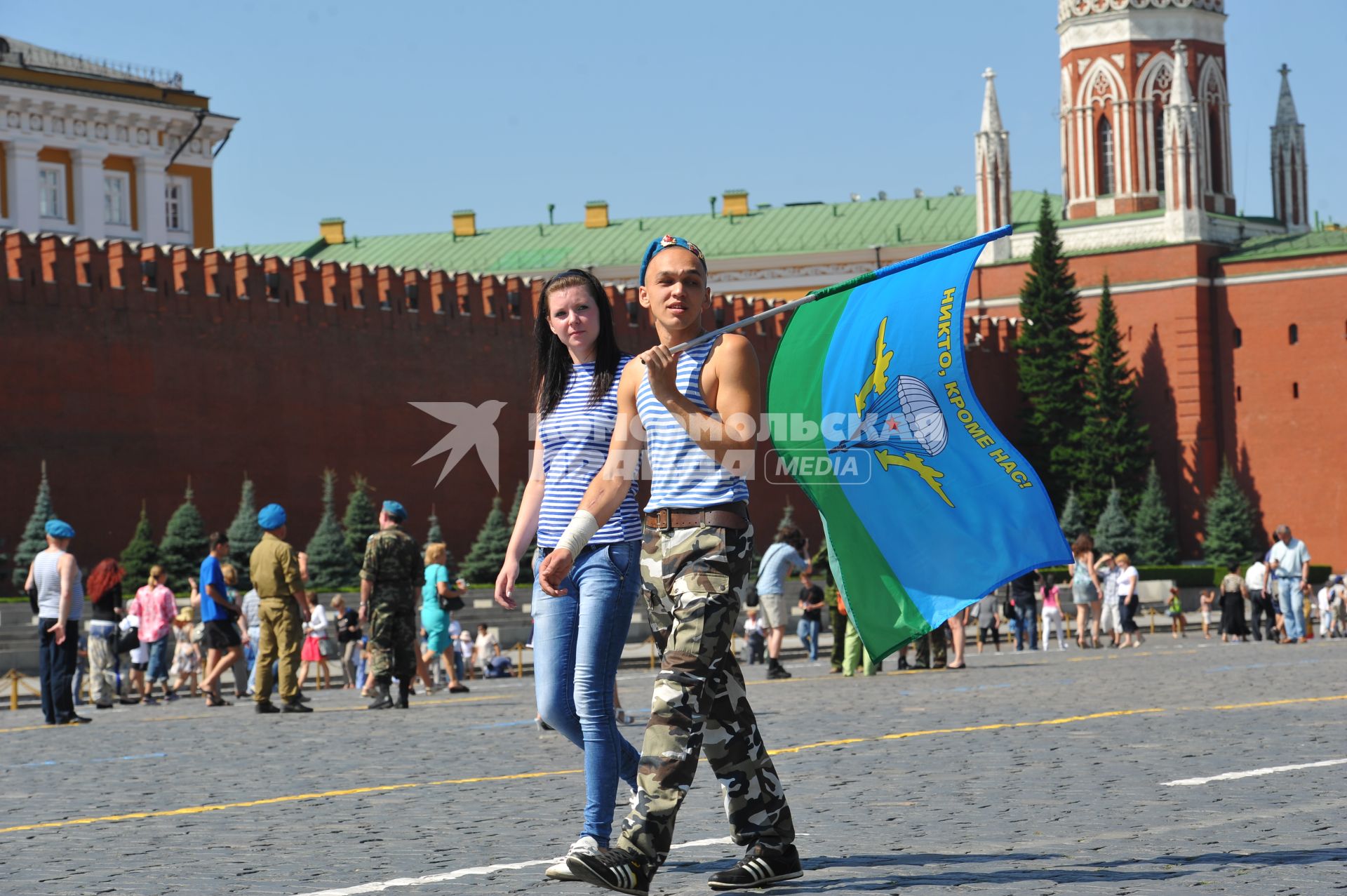 День военно-десантных войск. На снимке: десантник с флагом.