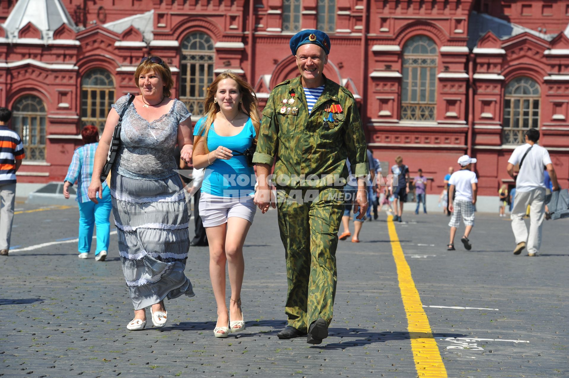 День военно-десантных войск. На снимке: десантник с семьей.