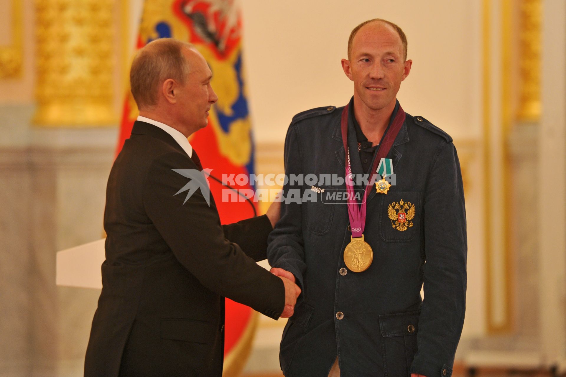 Кремль. Церемония награждения спортсменам олимпийской сборной России. На снимке: президент РФ Владимир Путин и золотой медалист Олимпиады-2012  в ходьбе на 50 км Сергей Кирдяпкин.