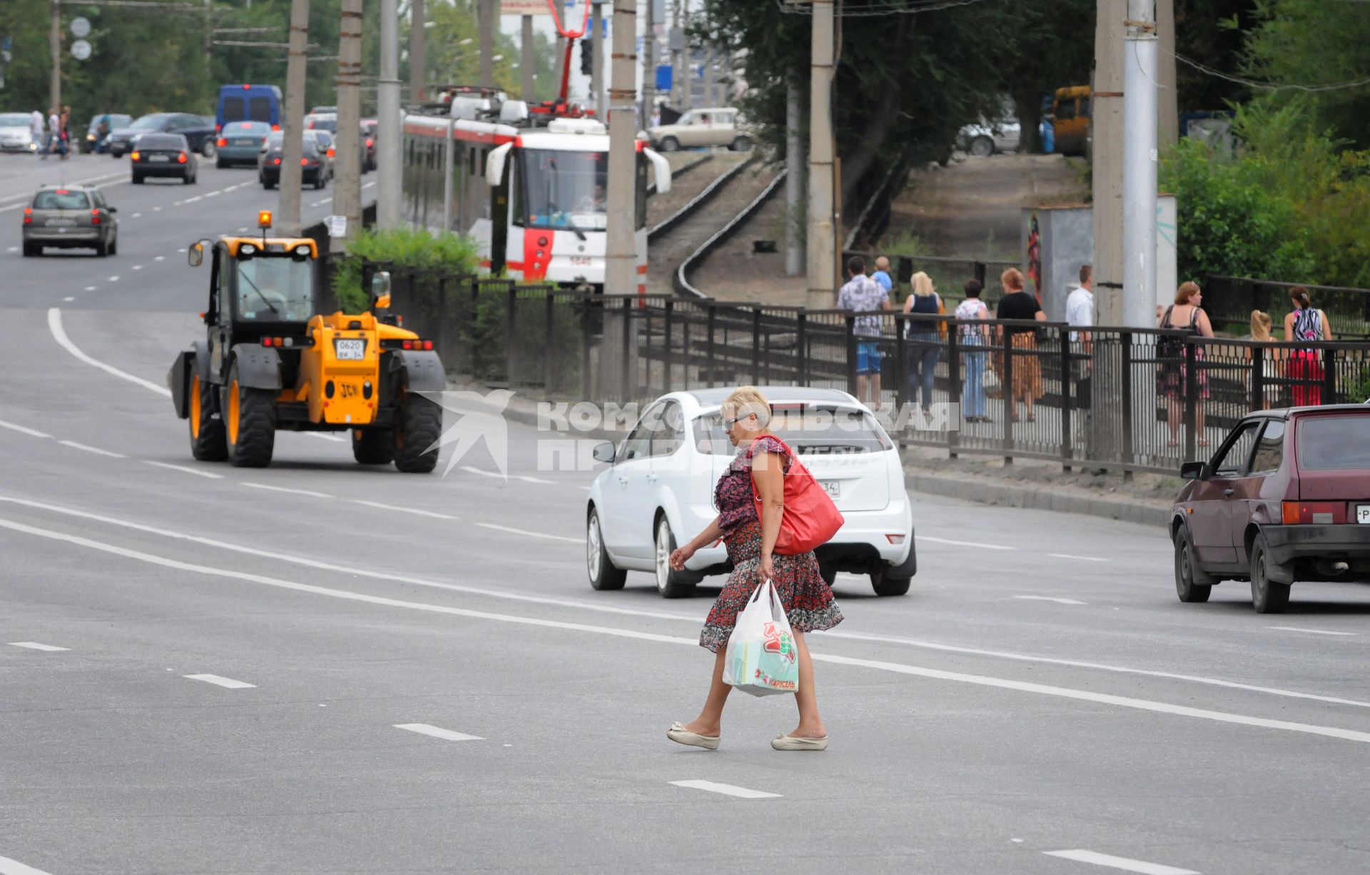 17 августа 2012, Волгоград. Пешеходы перебегают дорогу в неположенном месте.