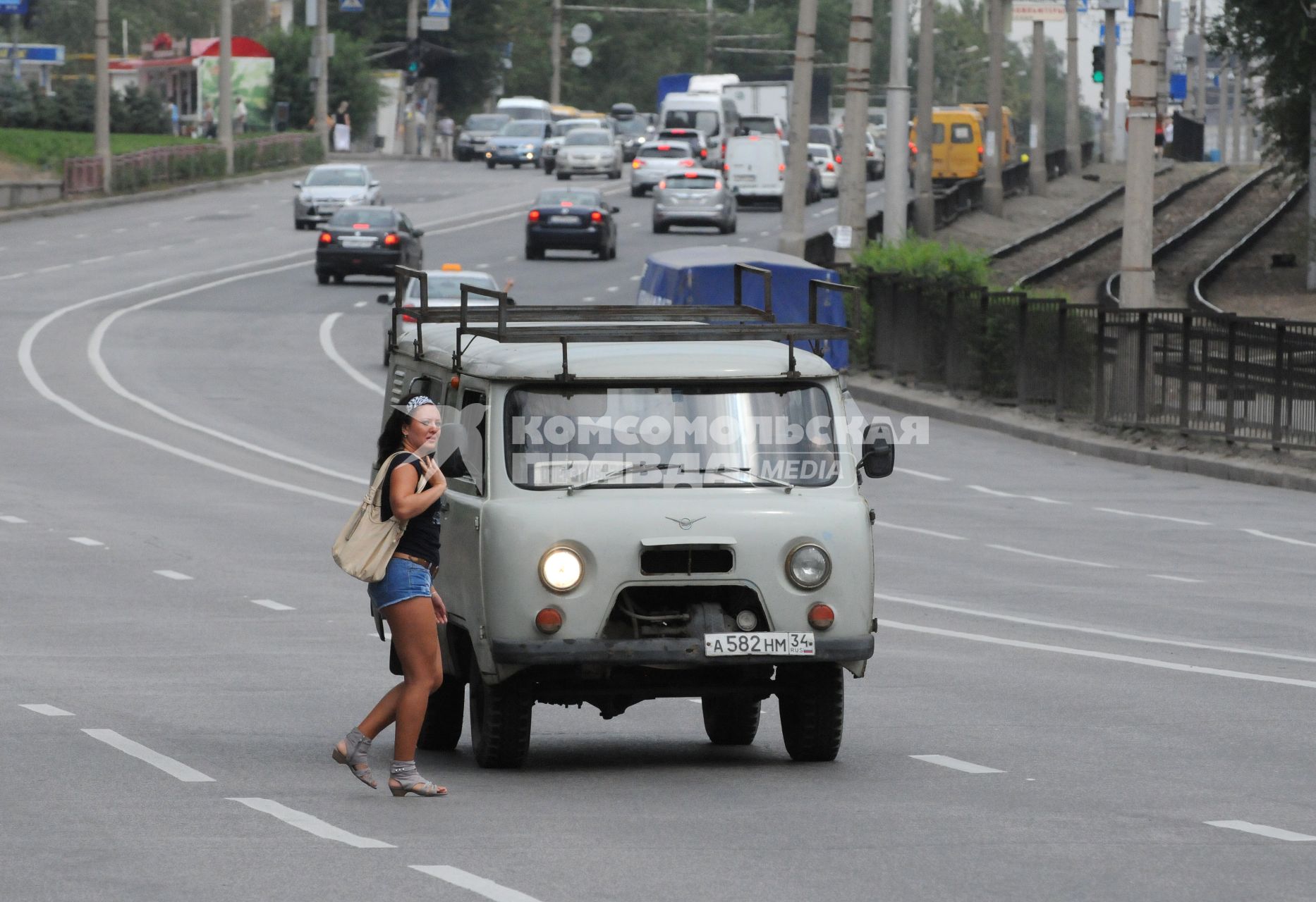 17 августа 2012, Волгоград. Пешеходы перебегают дорогу в неположенном месте.