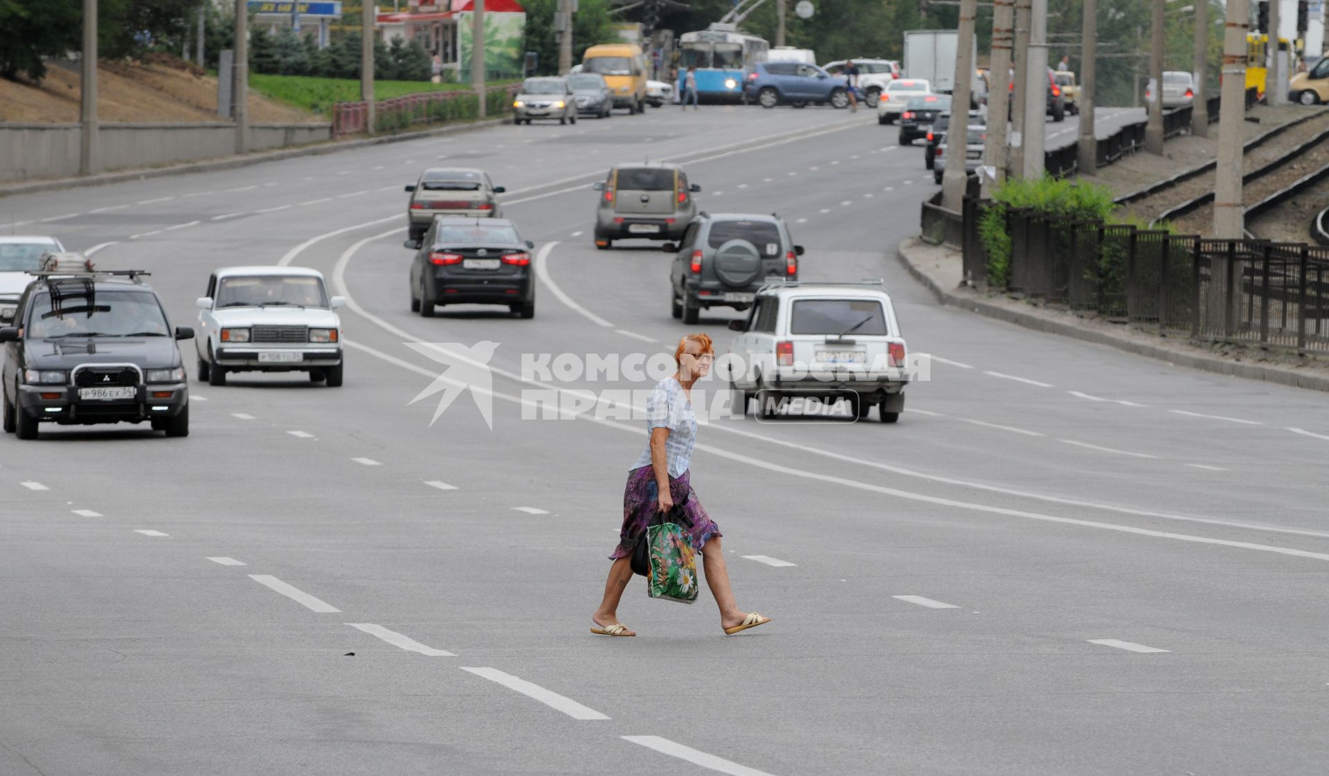 17 августа 2012, Волгоград. Пешеходы перебегают дорогу в неположенном месте.