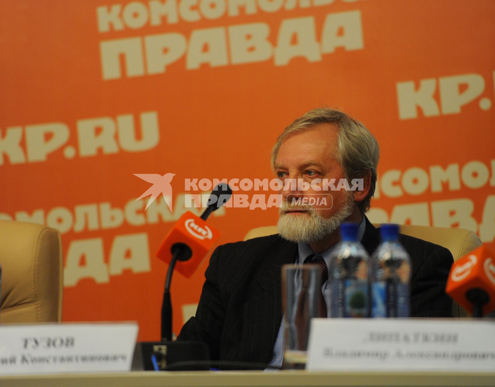 ИД `Комсомольская правда`. Телемост, посвященный старту экологической акции `Поможем природе вместе`. На снимке: заместитель директора `Российского центра защиты леса` Василий Тузов.