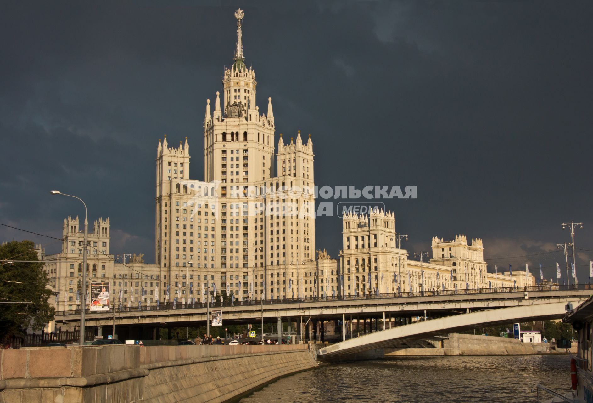 Высотный дом на Котельнической набережной и Большой Устьинский мост.