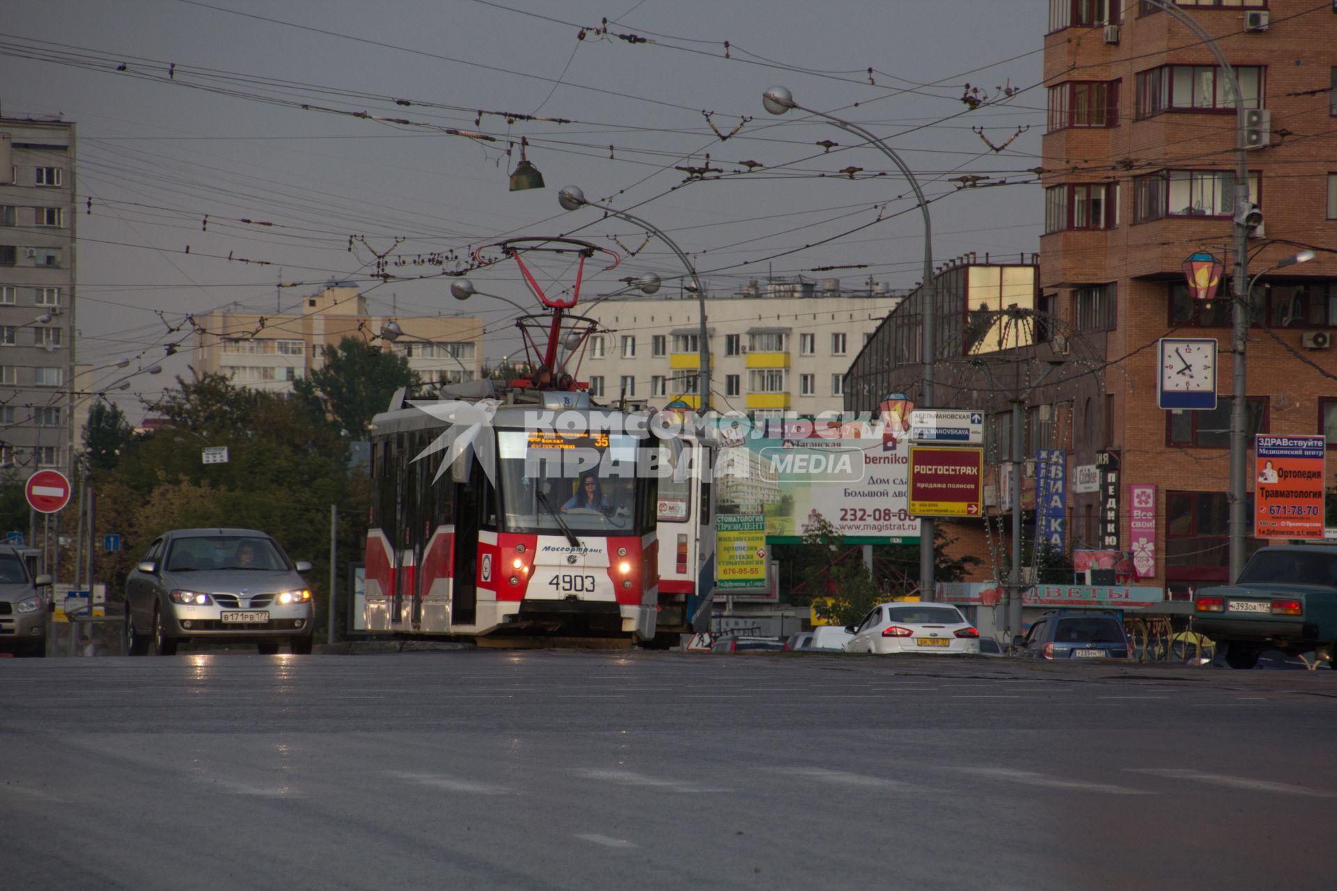 Трамвай на улице города.