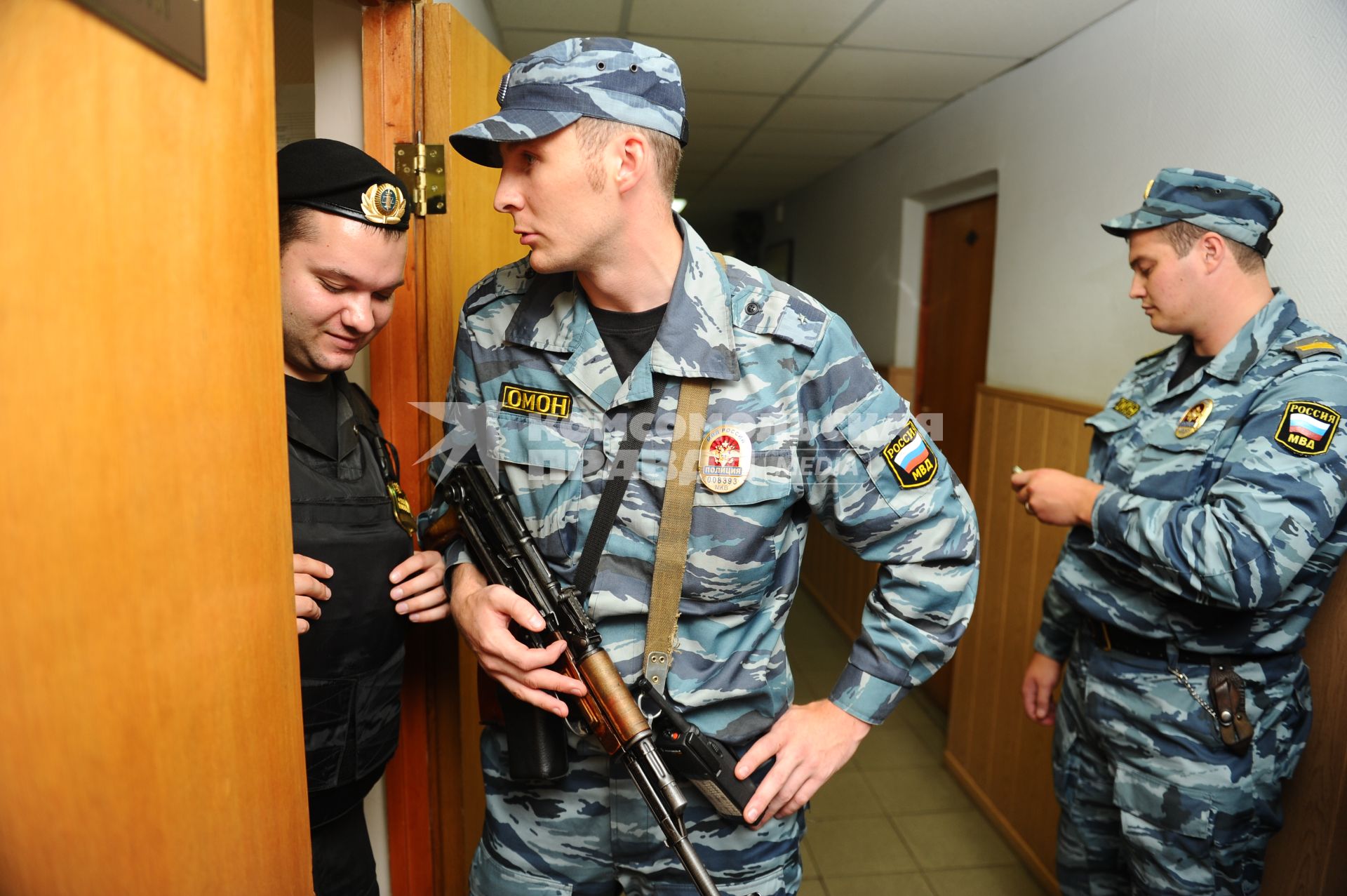 Замоскворецкий районный суд. Слушания по делу Расула Мирзаева, обвиняемого в причинении смерти по неосторожности. На снимке:  сотрудники ОМОНа и судебный пристав.