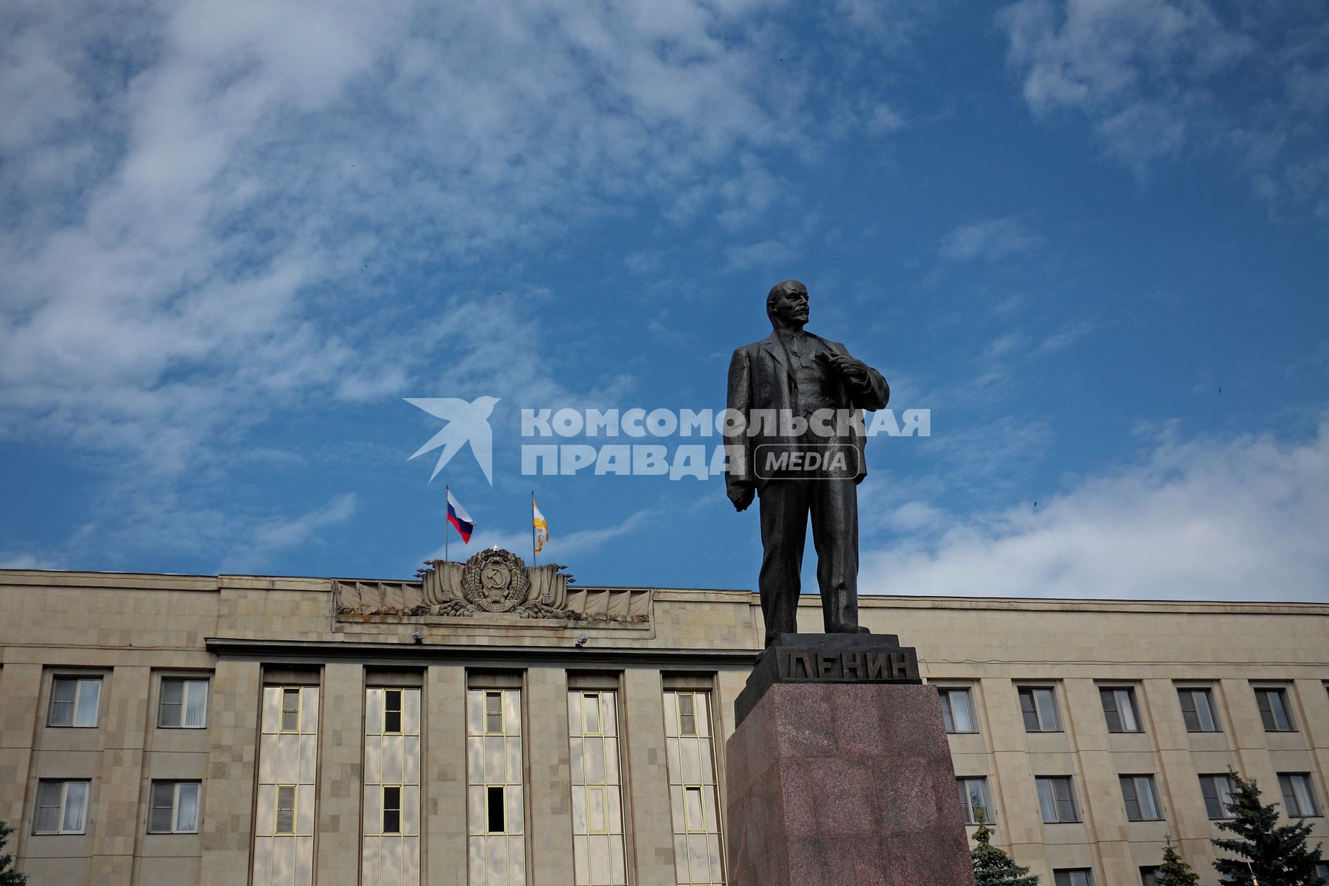 Дом правительства, площадь Ленина. Памятник Ленину.